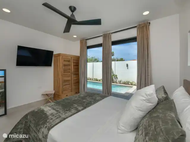 Casa Ruby con piscina privada en Aruba, Norte, Noord - casa vacacional Dormitorio con TV, Aire acondicionado, con vistas a la piscina