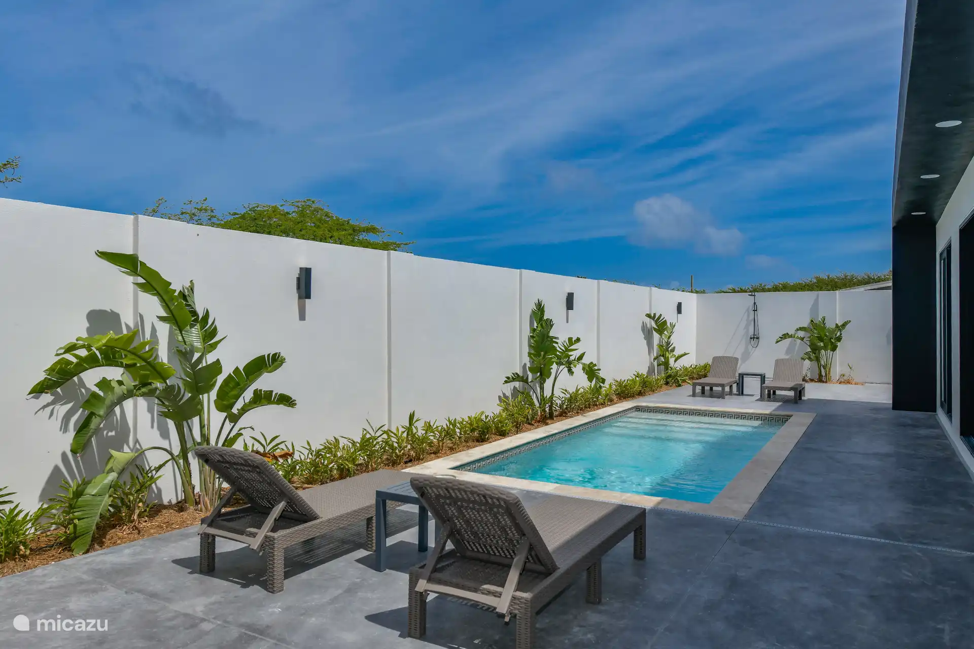 Privater Swimmingpool mit Sonnenliegen