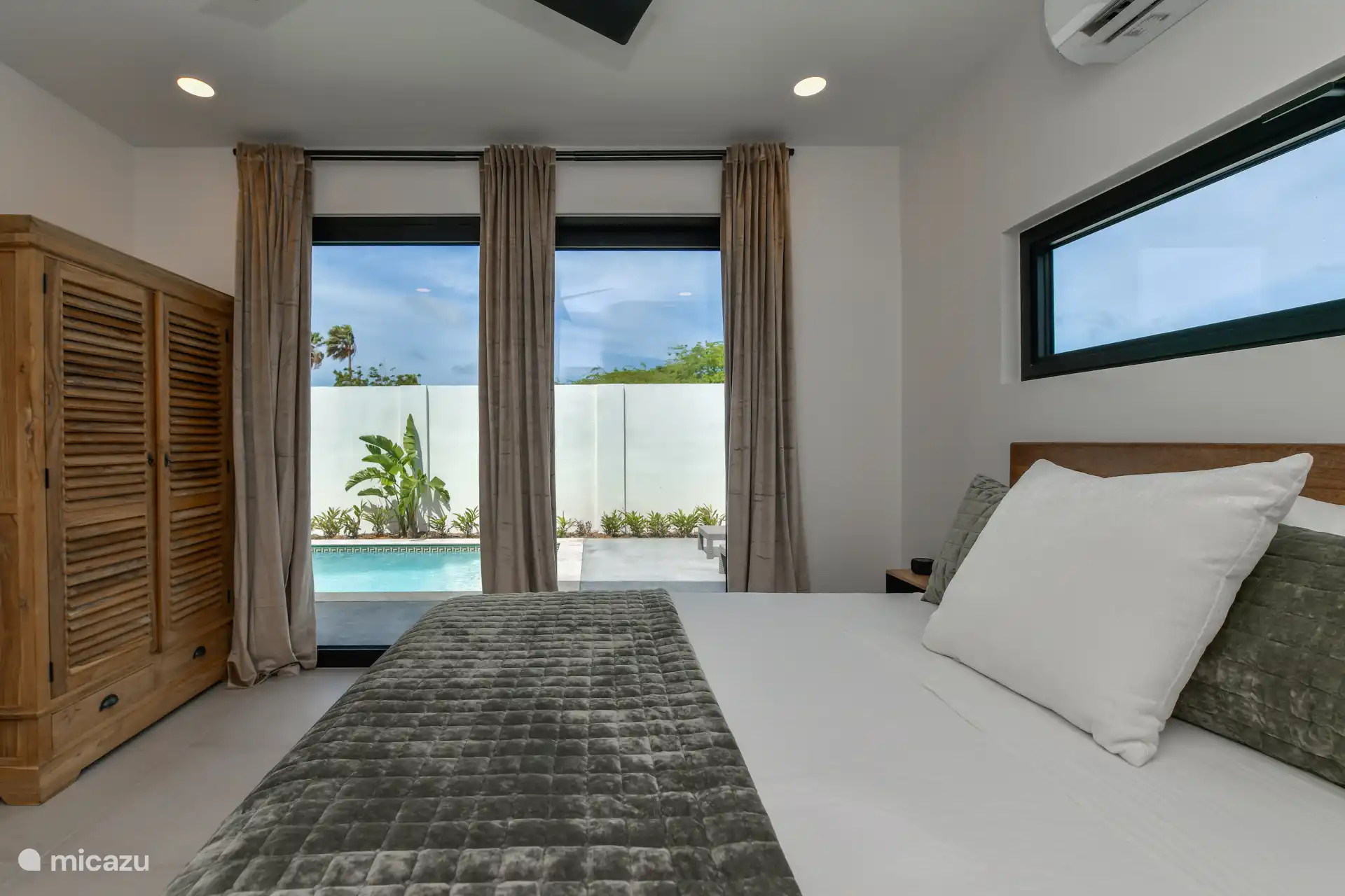 Schlafzimmer mit TV, Klimaanlage, Blick auf den Pool 