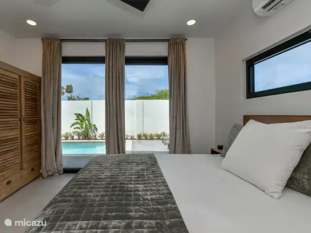 Casa Ruby con piscina privada en Aruba, Norte, Noord - casa vacacional Dormitorio con TV, Aire acondicionado, con vistas a la piscina