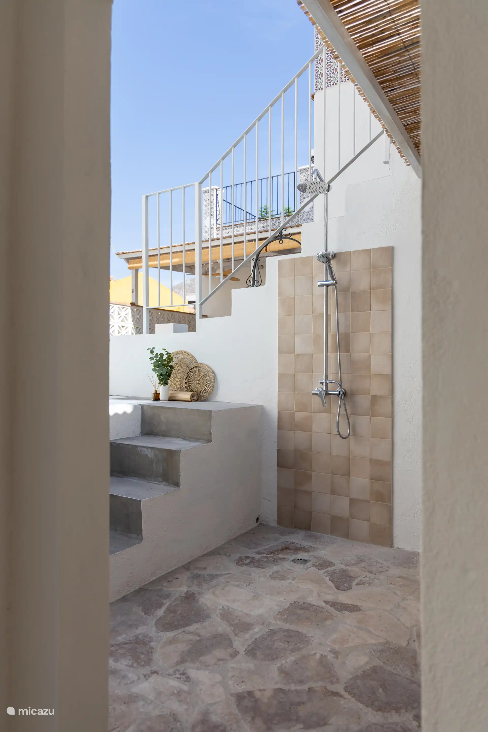 Die Außendusche befindet sich neben dem Außenpool (dem Plungepool)