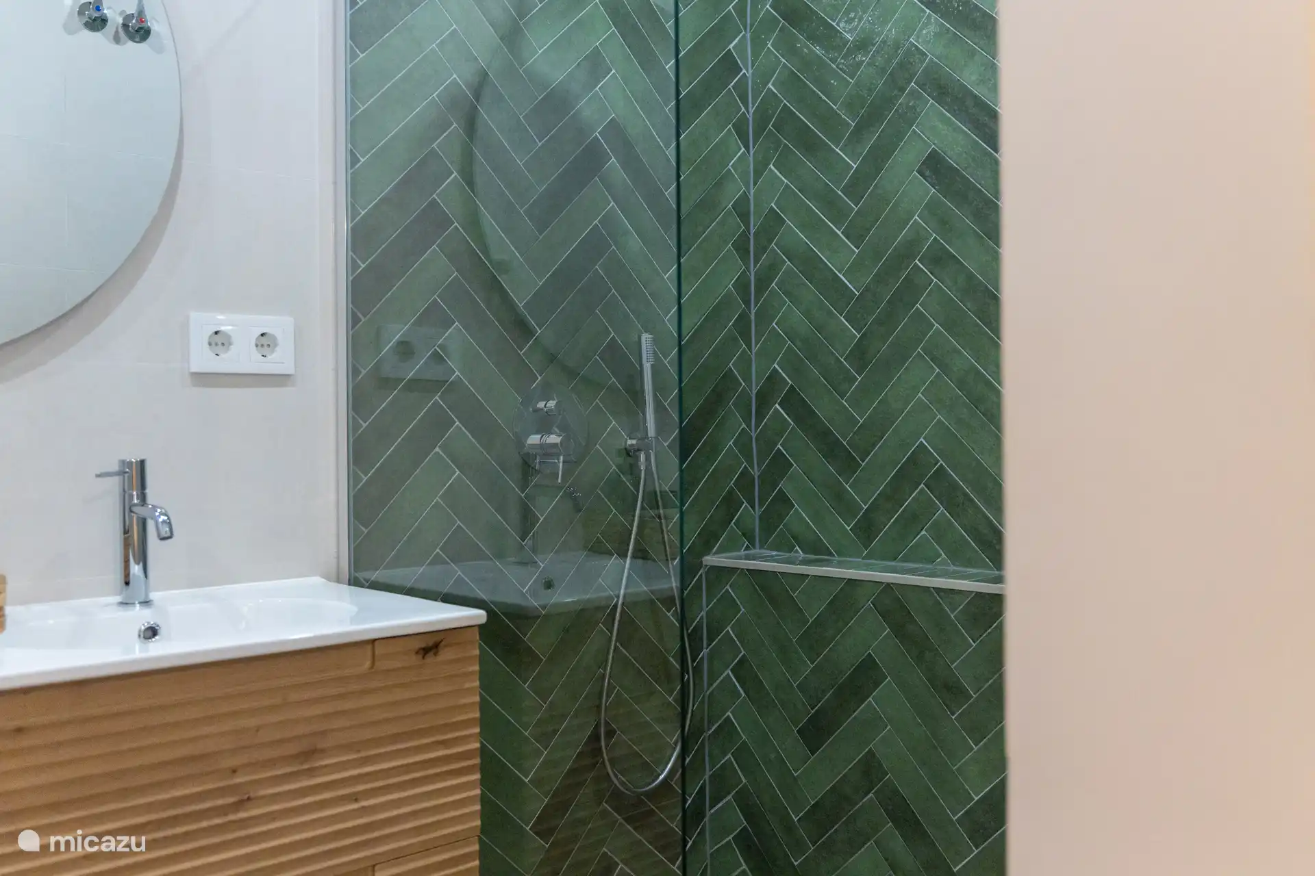 Eigenes Badezimmer, auch mit Duschgel, Shampoo und Spülung ausgestattet.