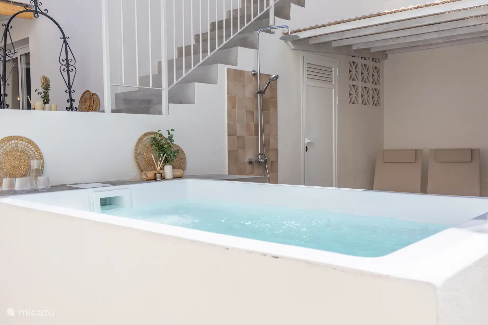 Ein schöner Außenpool, um sich an heißen Sommertagen abzukühlen.