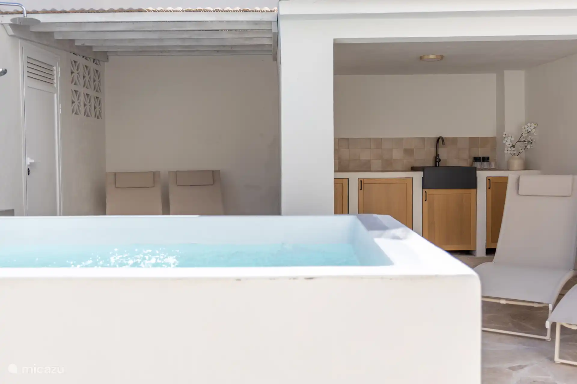 Mit Blick auf die überdachte Außenküche.