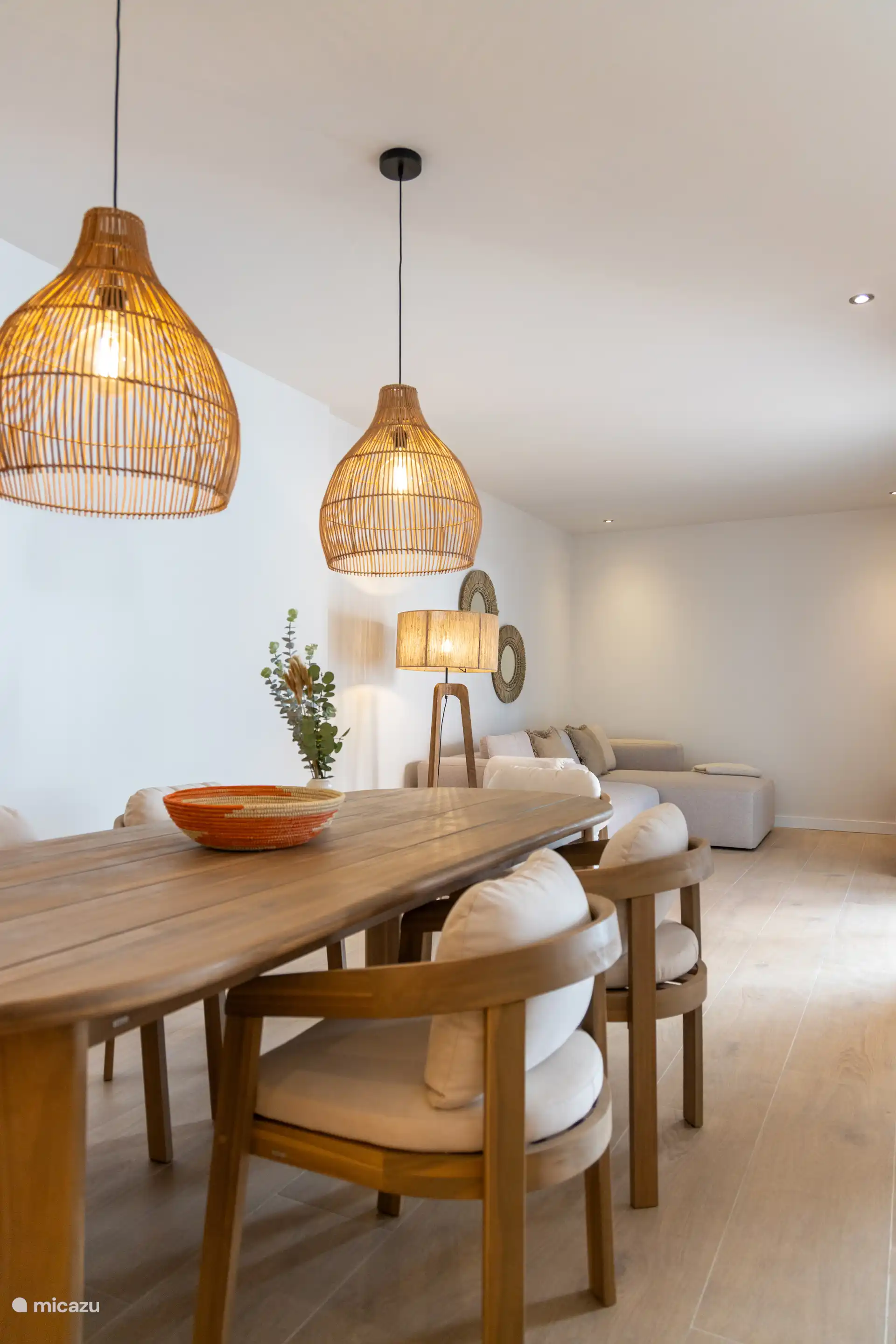 Gemütlicher Esstisch mit Blick ins Wohnzimmer