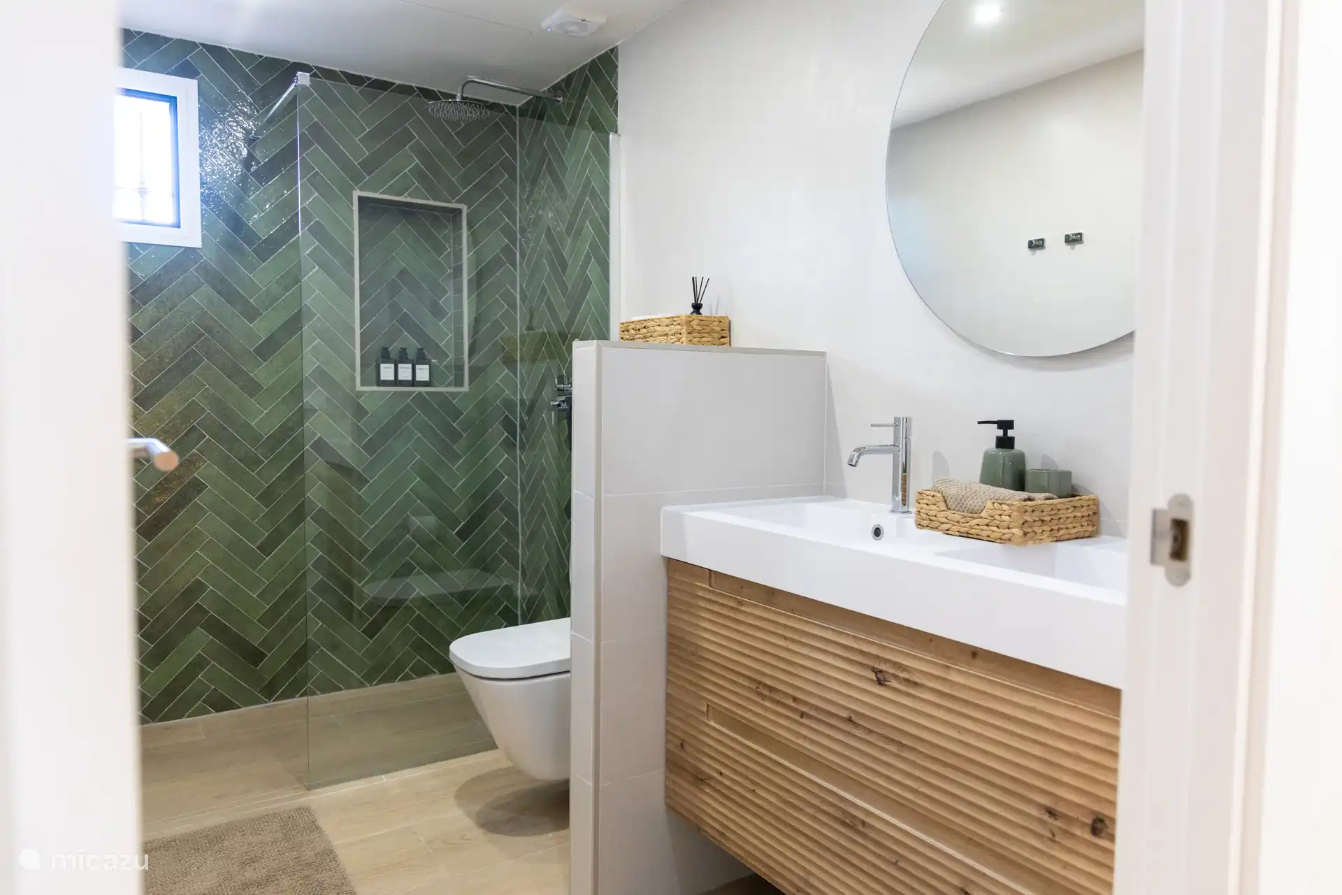 Separates Badezimmer mit Duschgel, Shampoo und Spülung.