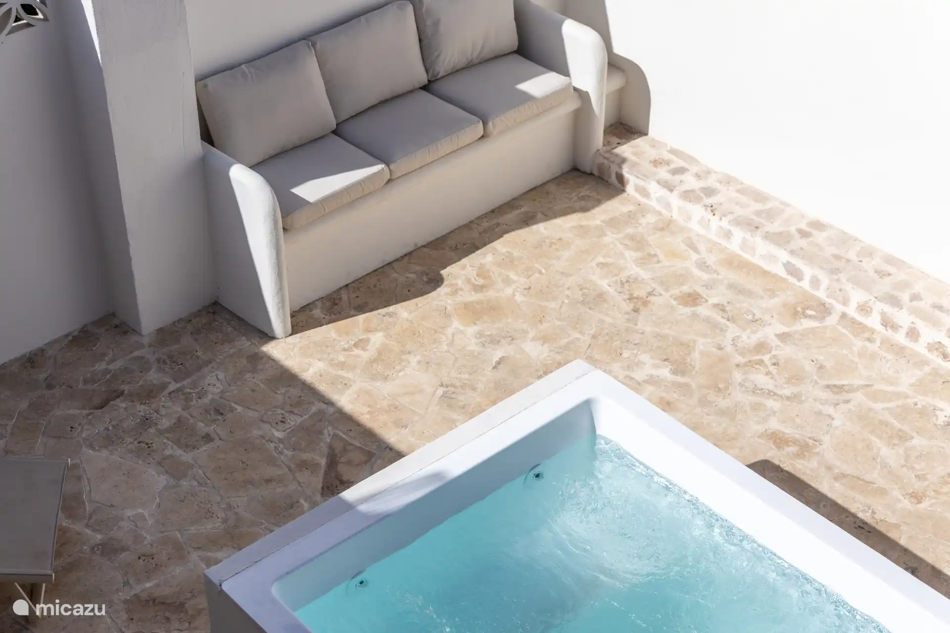 Von der oberen Terrasse aus können Sie auf die Außenterrasse hinunterblicken.