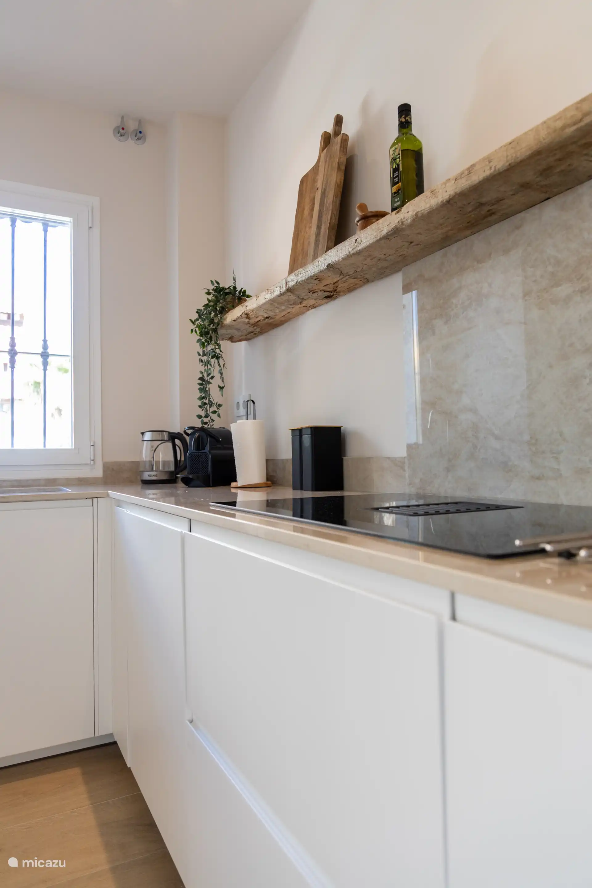 Schöne geräumige Küche