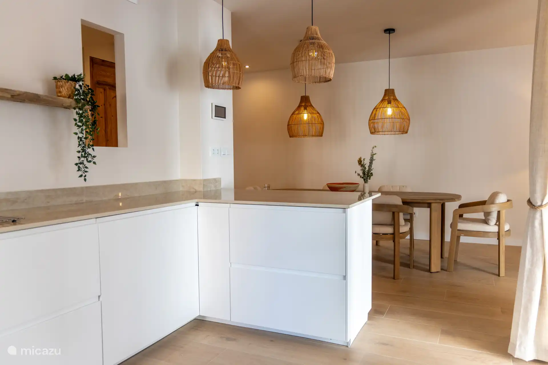 Blick von der Küche auf den Esstisch im Wohnzimmer.