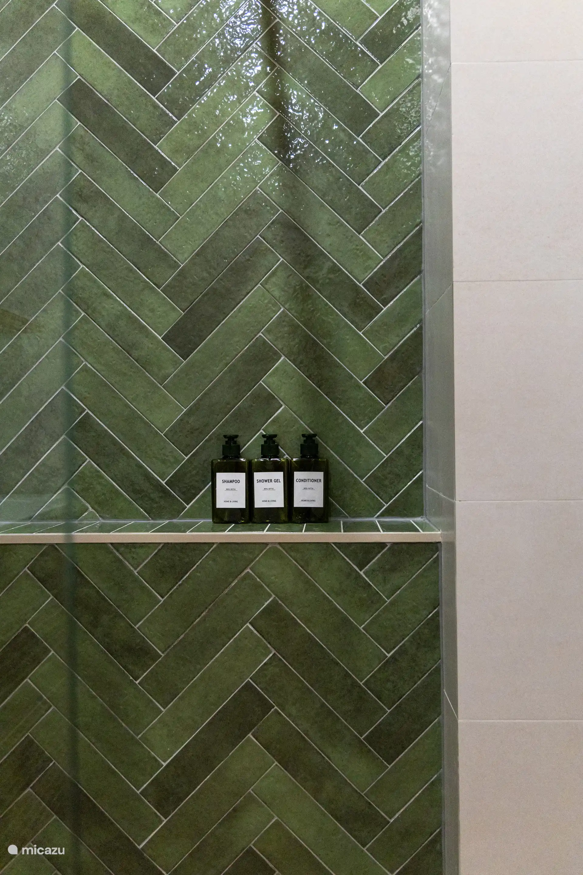 Jedes Badezimmer ist mit Duschgel, Shampoo und Spülung ausgestattet.