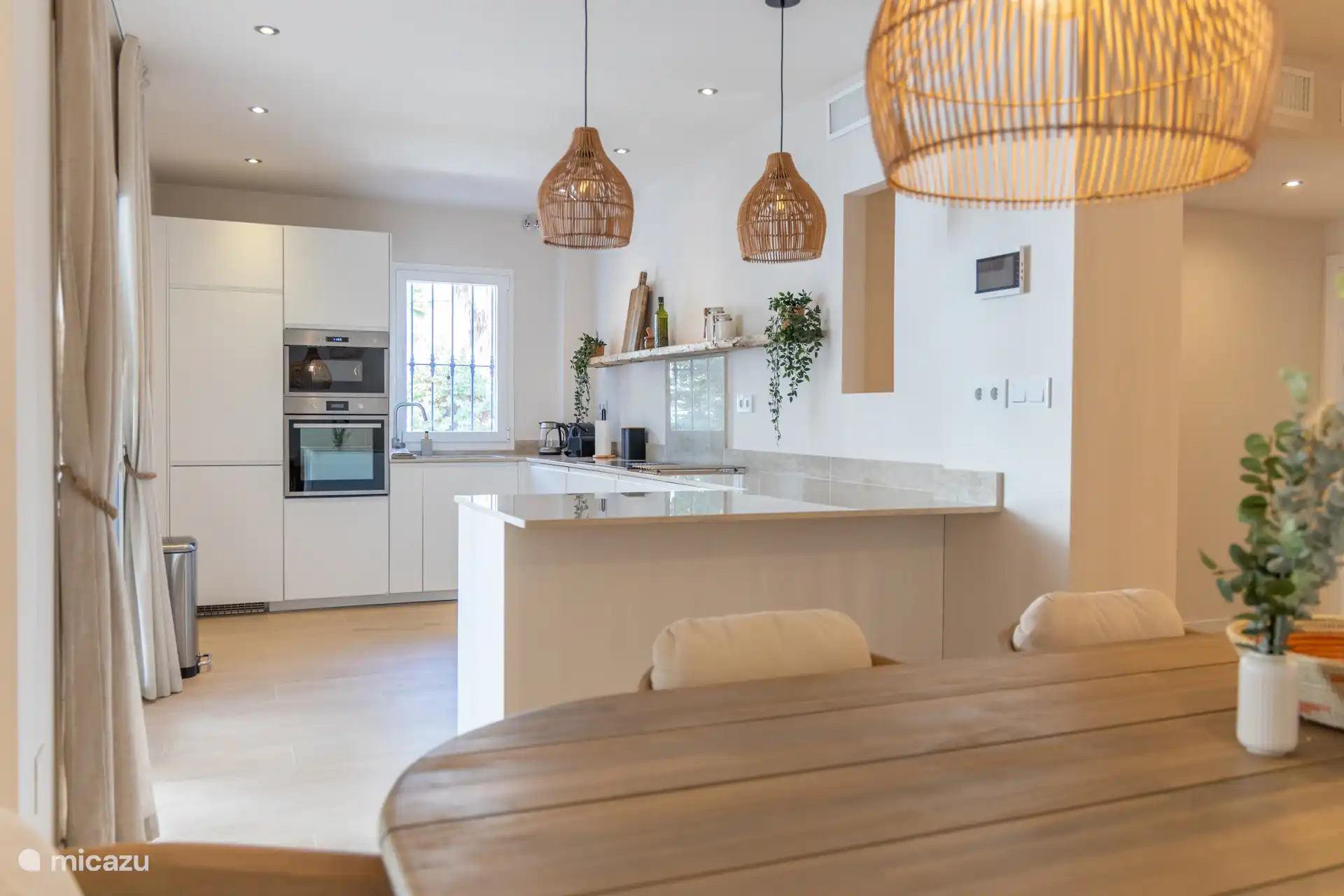 Die große offene Küche ist komplett mit Kühlschrank mit Gefrierfach, Backofen, Mikrowelle und Geschirrspüler ausgestattet.