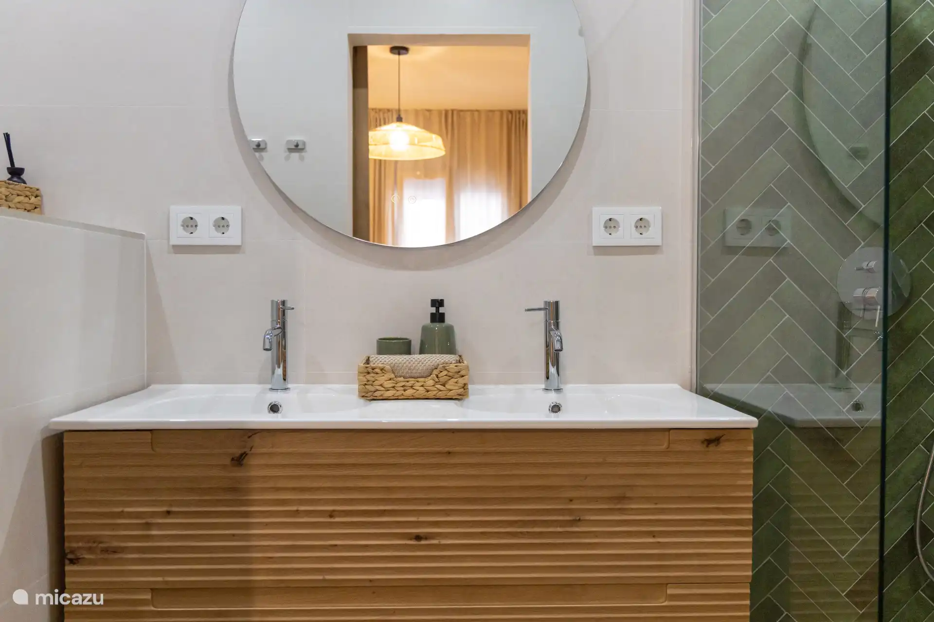 Eigenes Badezimmer mit geräumigem Waschbecken für 2 Personen.