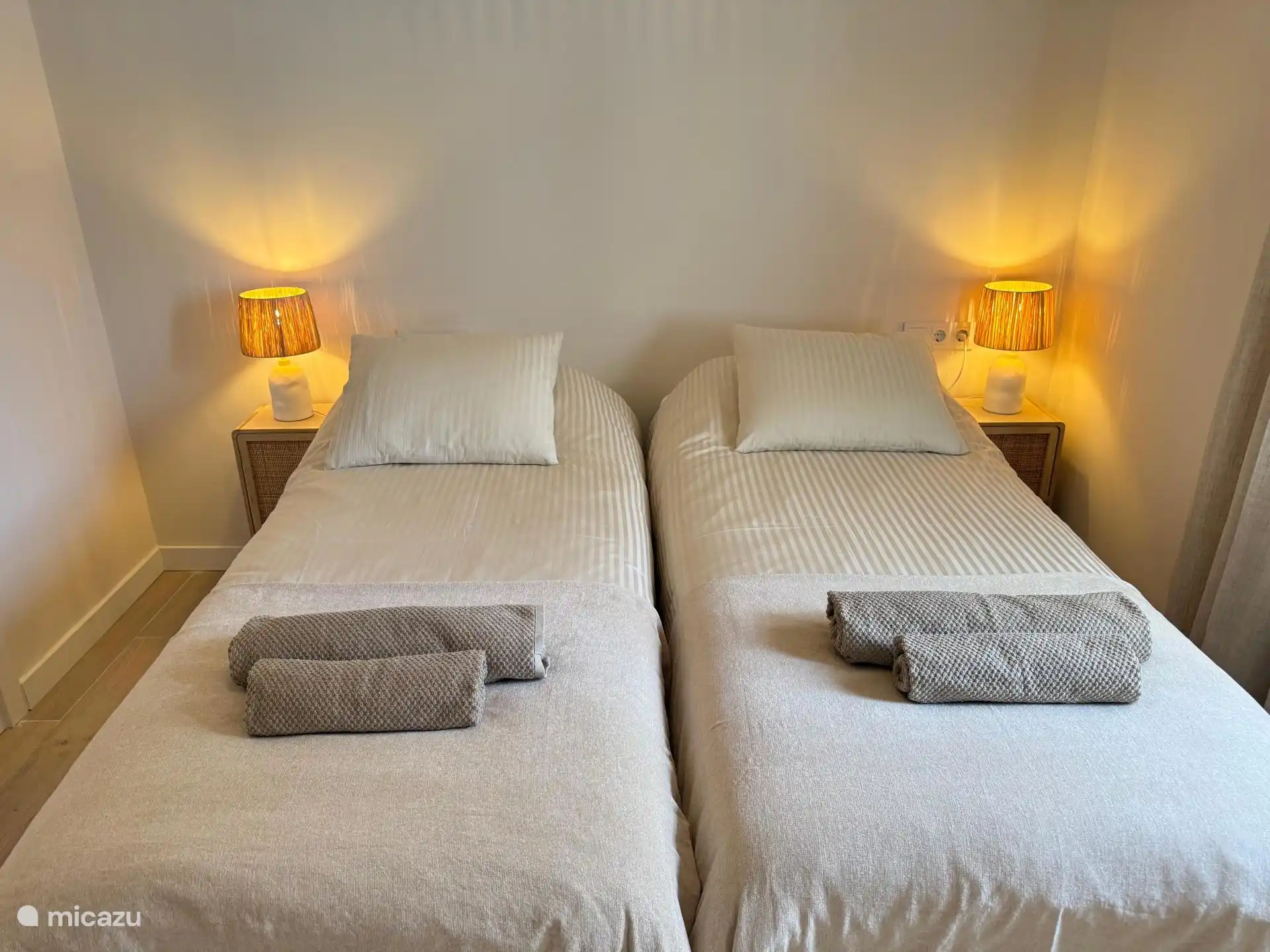 Schlafzimmer mit 2 Einzelbetten und Stauraum.