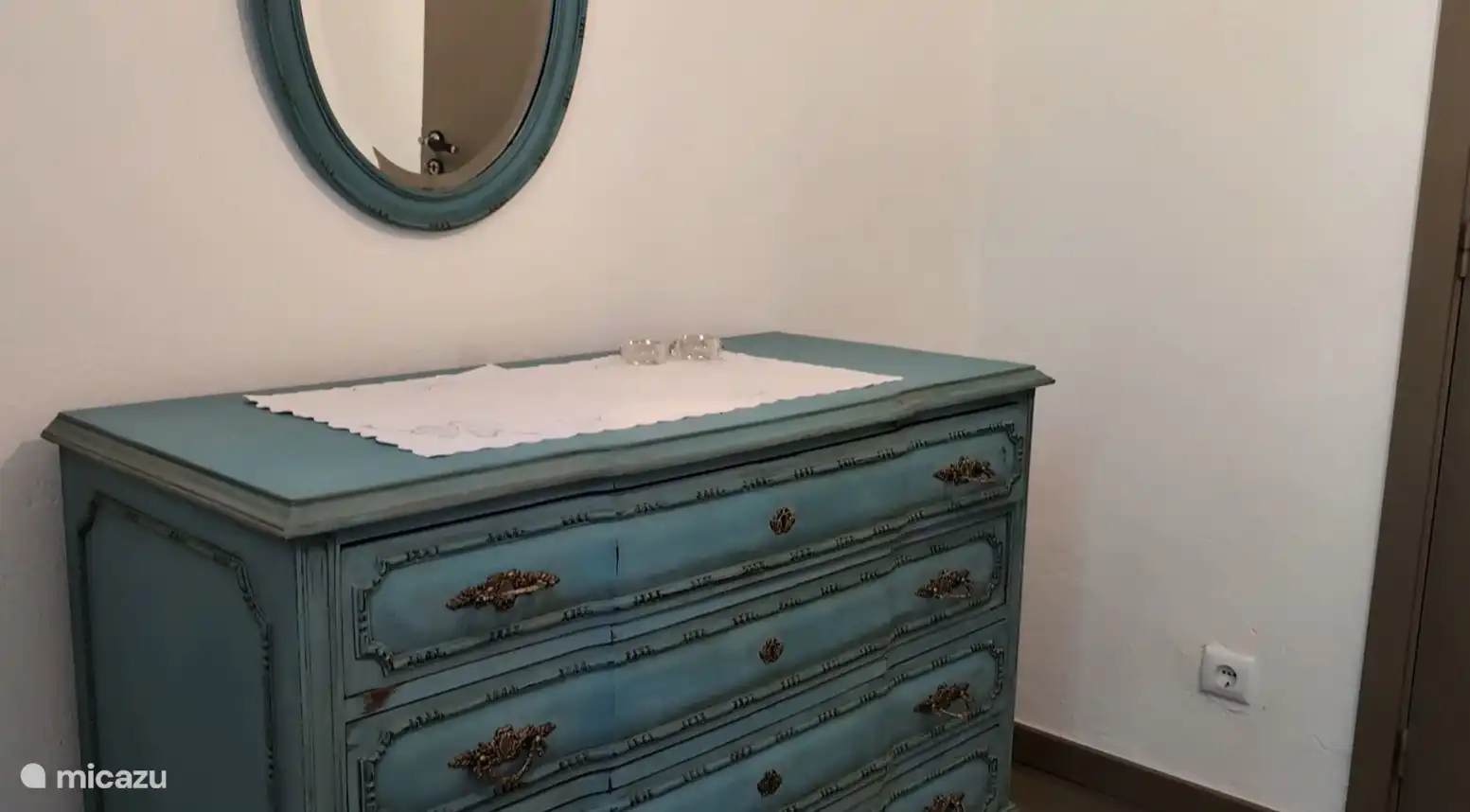 Gästezimmer mit Kleiderschrank und Spiegel