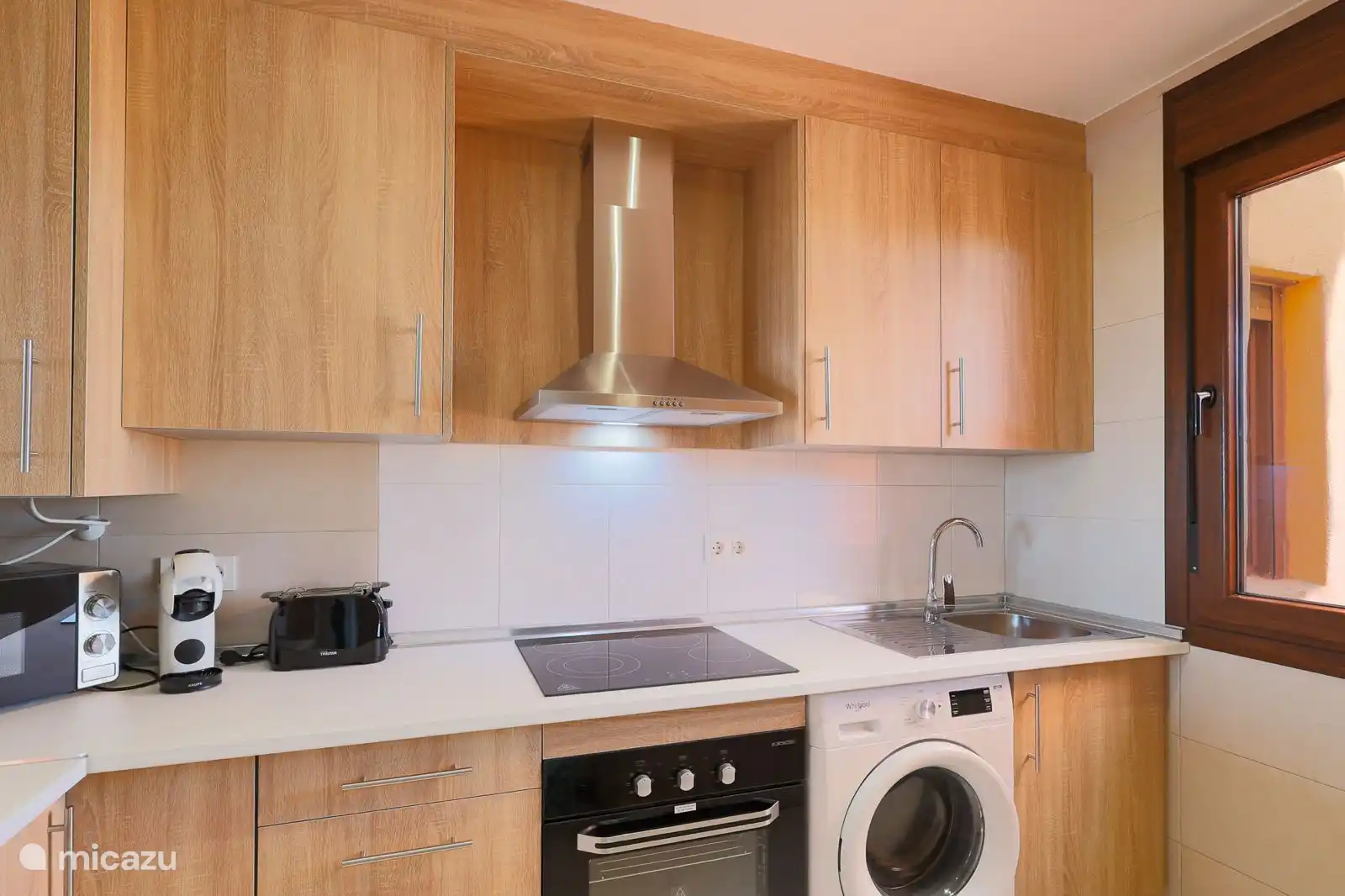 Voll ausgestattete Küche 