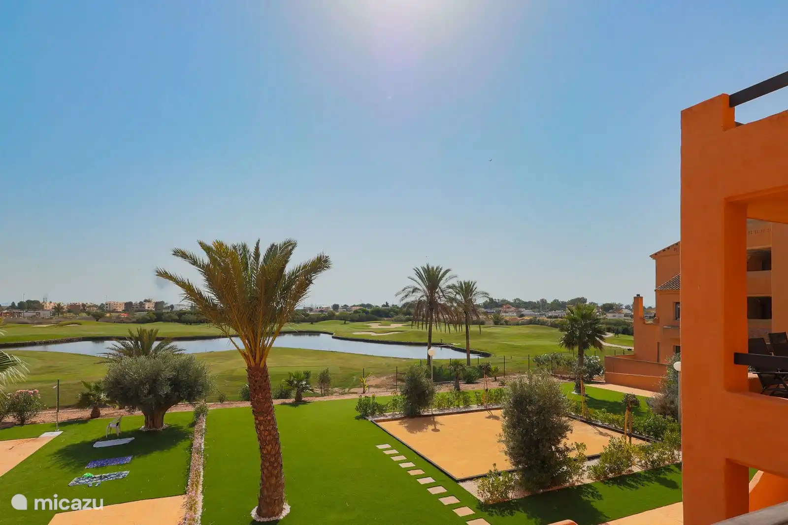 Voir les parcours de golf et la piscine 