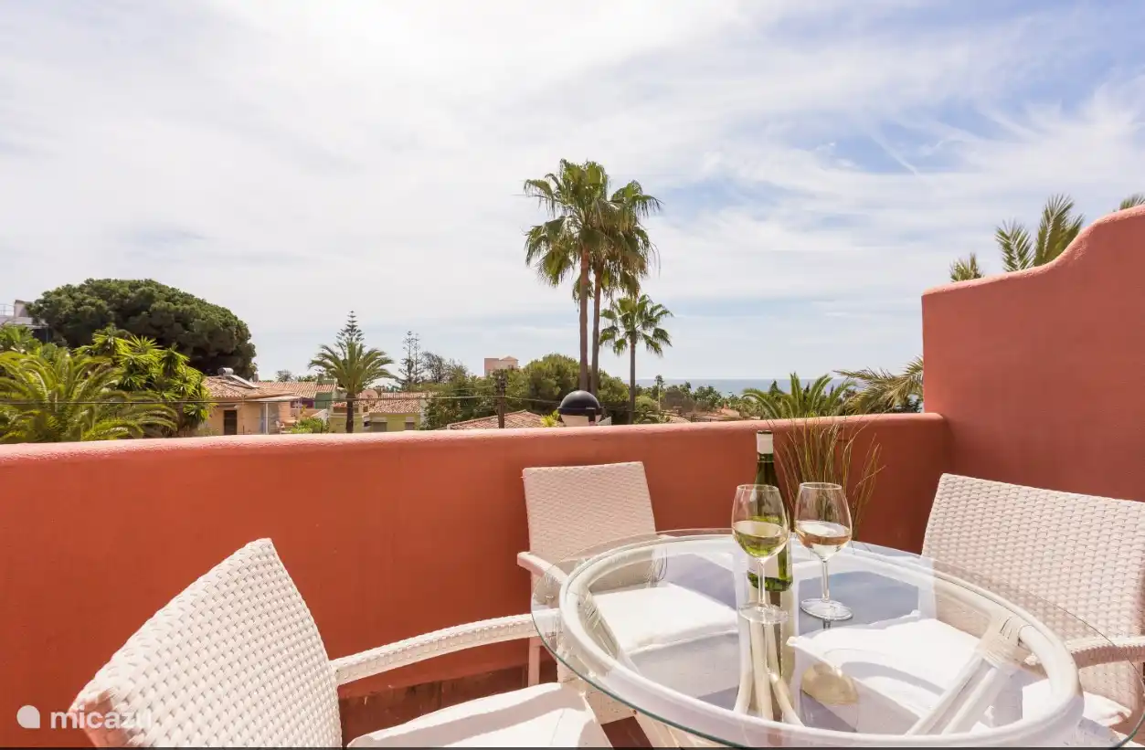 Chin Chin ! sur la terrasse avec vue sur la mer !