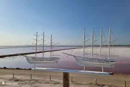 Experimenta el encanto de las salinas rosas de la Costa Blanca
