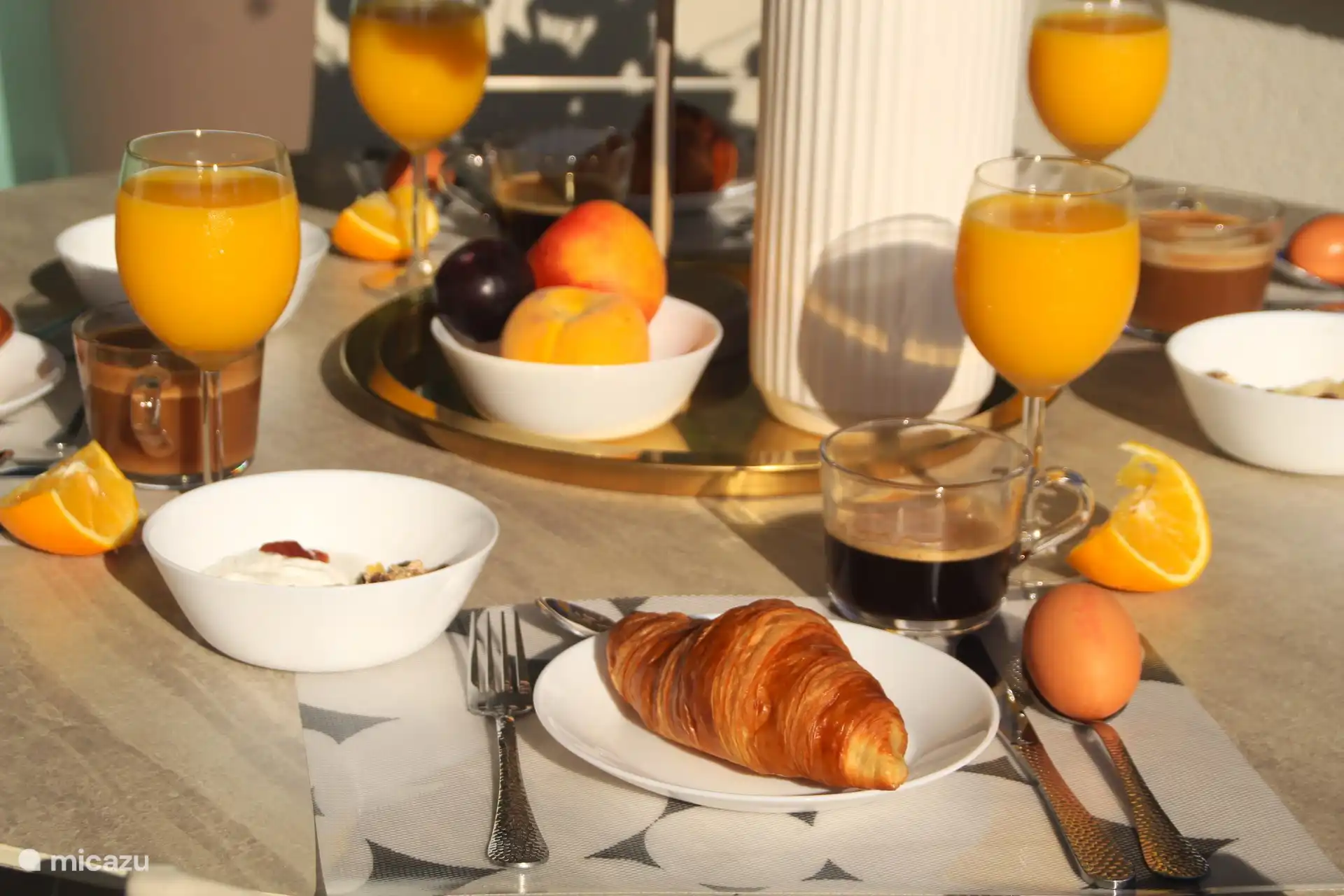 Onze ontbijttafel kun je compleet inrichten met verse croissants, versgeperste jus d’orange en meer. Begin je dag heerlijk ontspannen en smaakvol, perfect voor een ontspannen start van je ochtend!