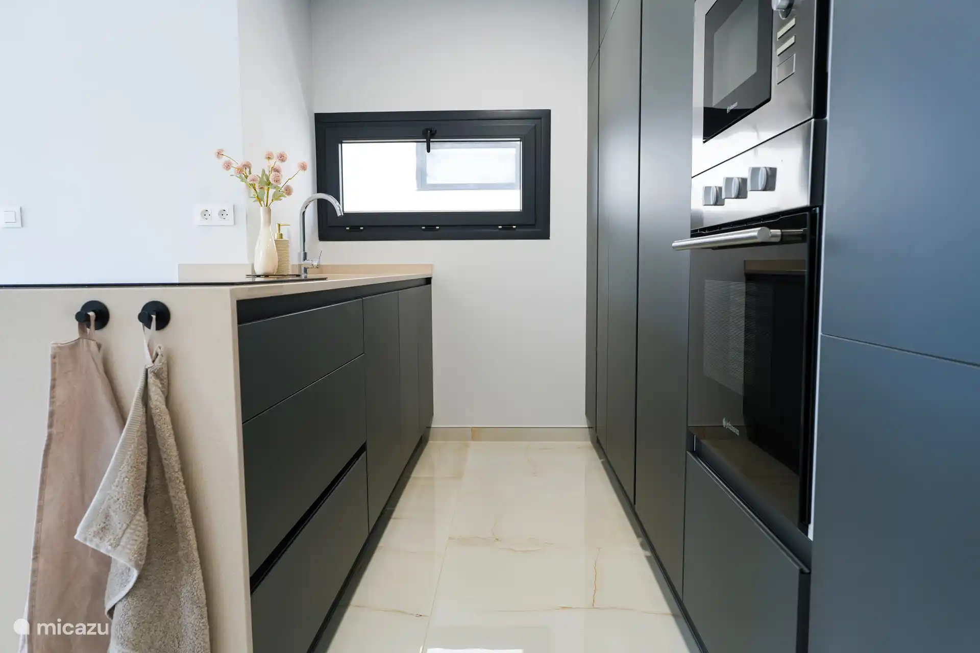 Keuken

Magnetron
Oven
Waterkoker
Koelkast
Vriezer
Nespresso koffiezetapparaat met melkopschuim functie