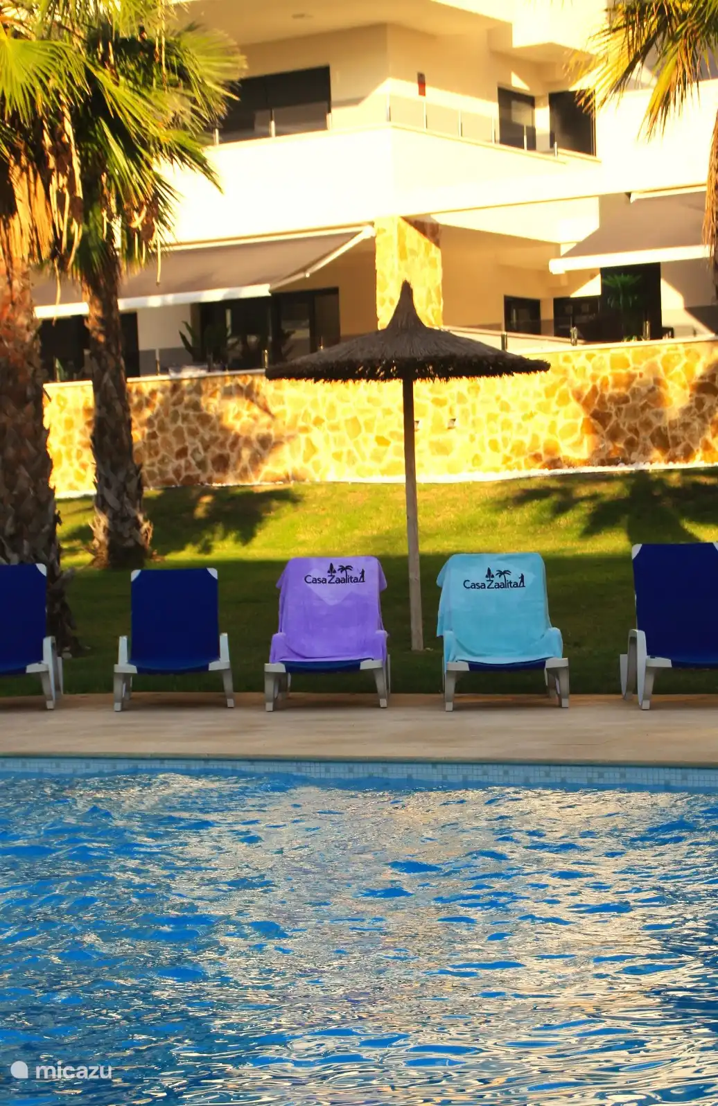 Geniet van ons gezamenlijke zwembad en relax met twee luxe handdoeken met het Casa Zaalita-logo. Alles voor een zorgeloze, stijlvolle vakantie onder de Spaanse zon! 3