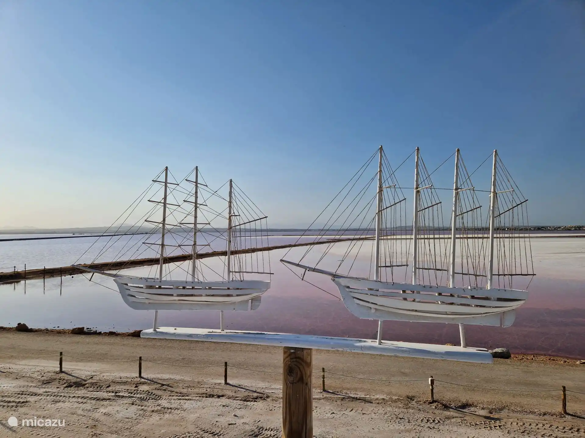 Bewonder de prachtige rode en roze zoutmeren van de Costa Blanca. Bereikbaar met het Torrevieja Trainvision treintje voor een unieke, kleurrijke ervaring in de natuur! 2