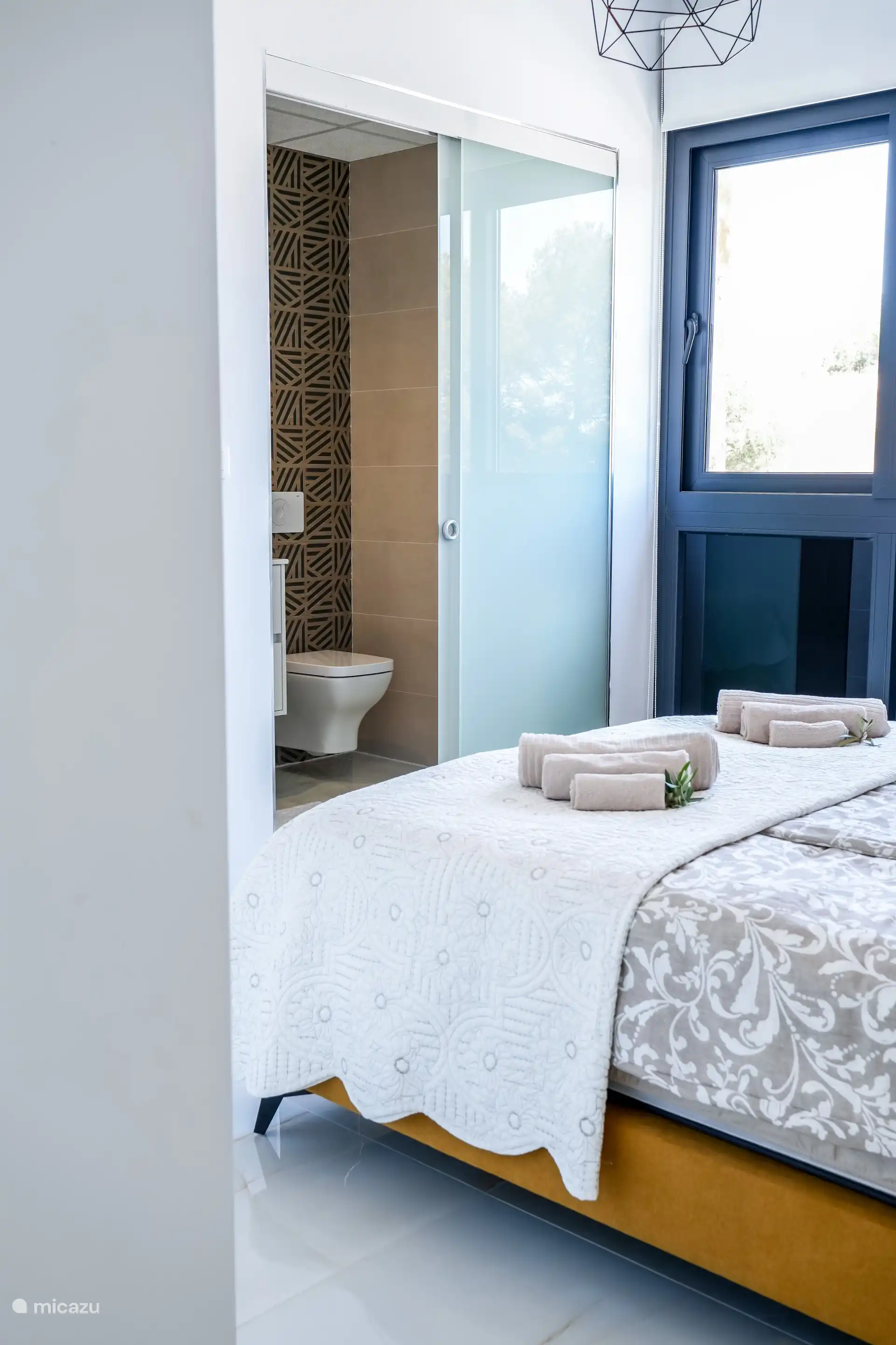 Master bedroom met ensuite badkamer