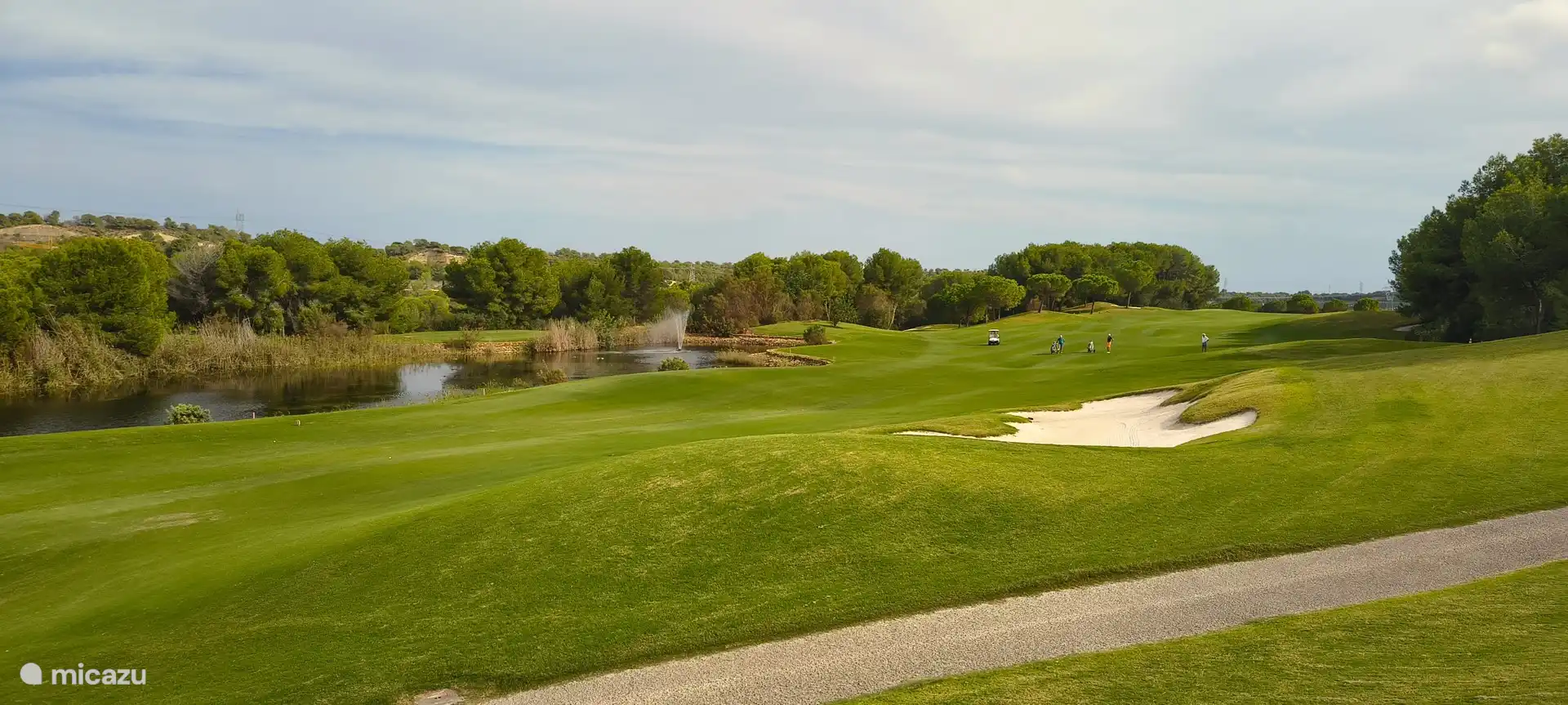 Zuid-Orihuela Costa biedt fantastische golfbanen met uitdagende holes, prachtig uitzicht en topfaciliteiten. Perfect voor zowel beginners als ervaren golfers die willen genieten van zon en sport! 2