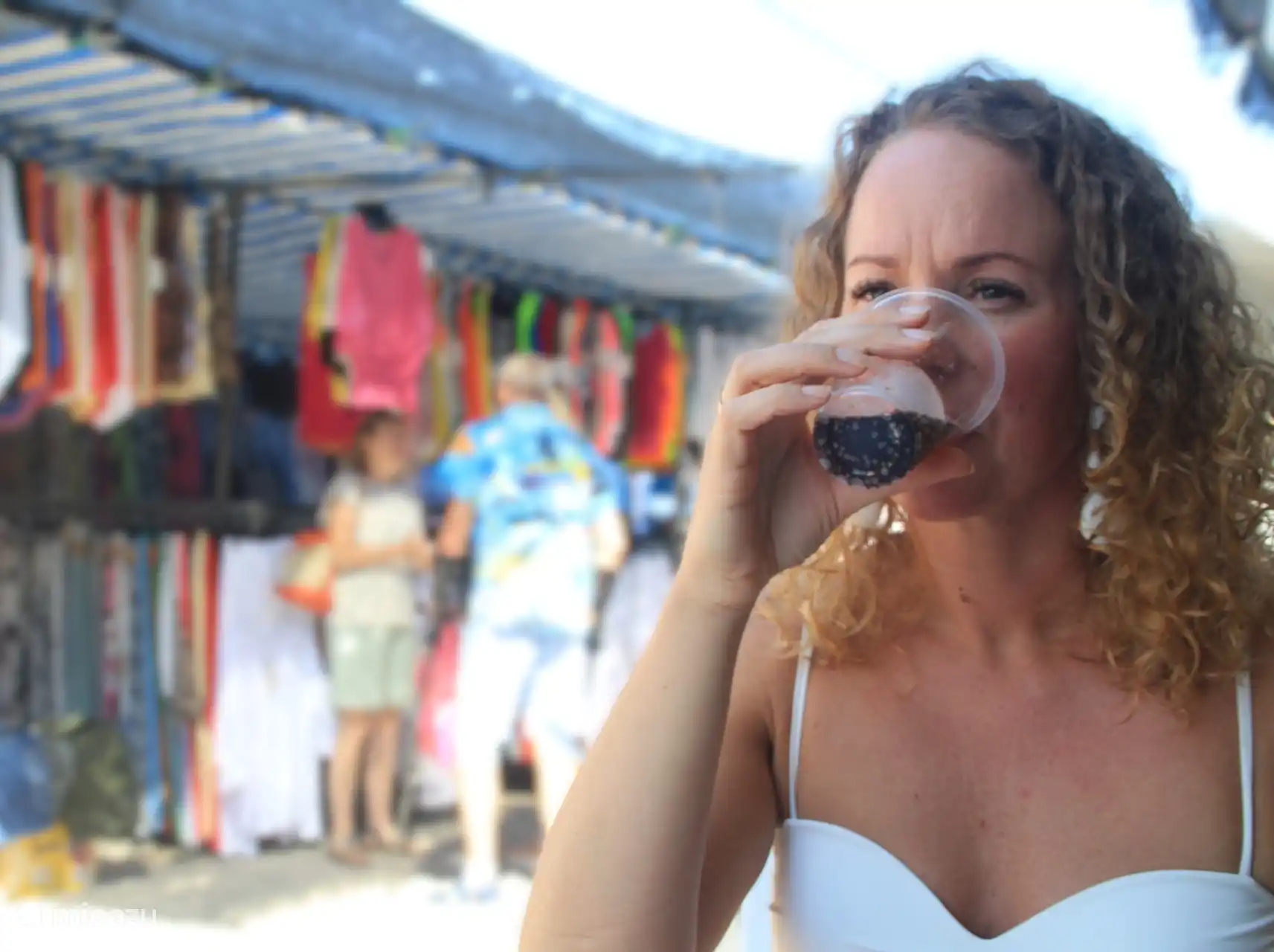 De markten in de Costa Blanca zijn kleurrijk en levendig, vol met prachtige kledingstukken, lokale producten en leuke betaalbare hebbedingetjes. Een must-visit voor sfeer en unieke vondsten!