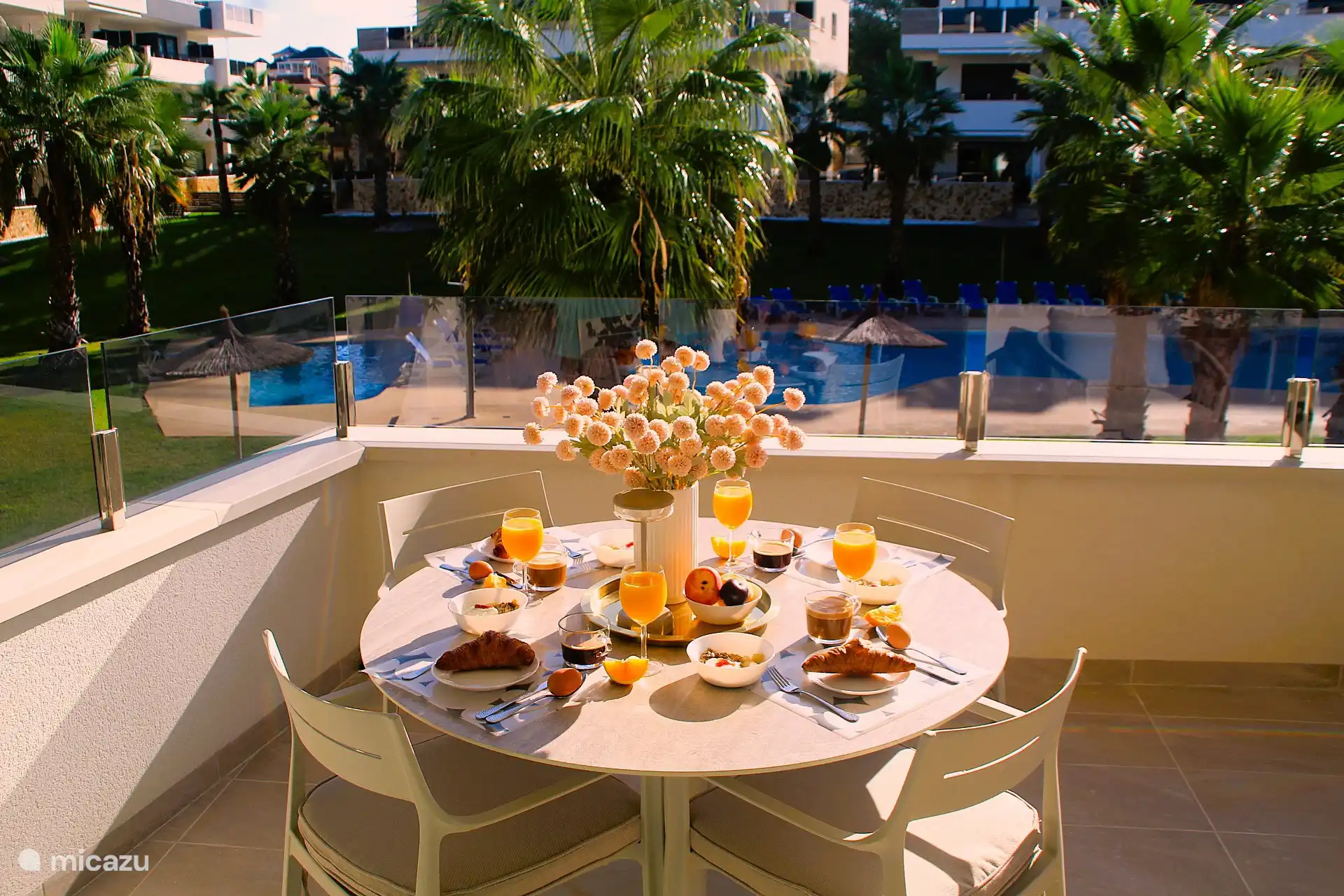 Onze ontbijttafel kun je compleet inrichten met verse croissants, versgeperste jus d’orange en meer. Begin je dag heerlijk ontspannen en smaakvol, perfect voor een ontspannen start van je ochtend!