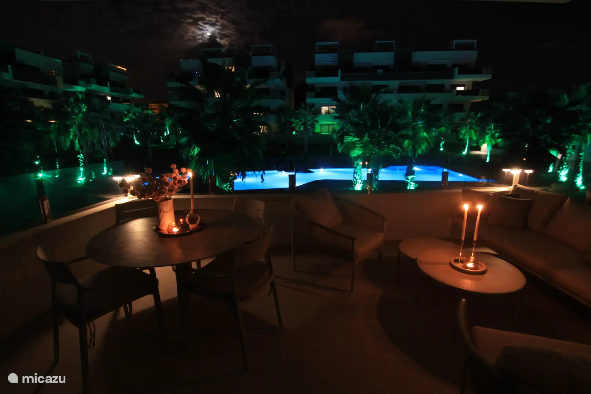 Onze sfeervolle avondverlichting bij het zwembad zorgt voor een warme, gezellige sfeer. Perfect om ’s avonds te ontspannen en te genieten van de rust en het prachtige uitzicht.