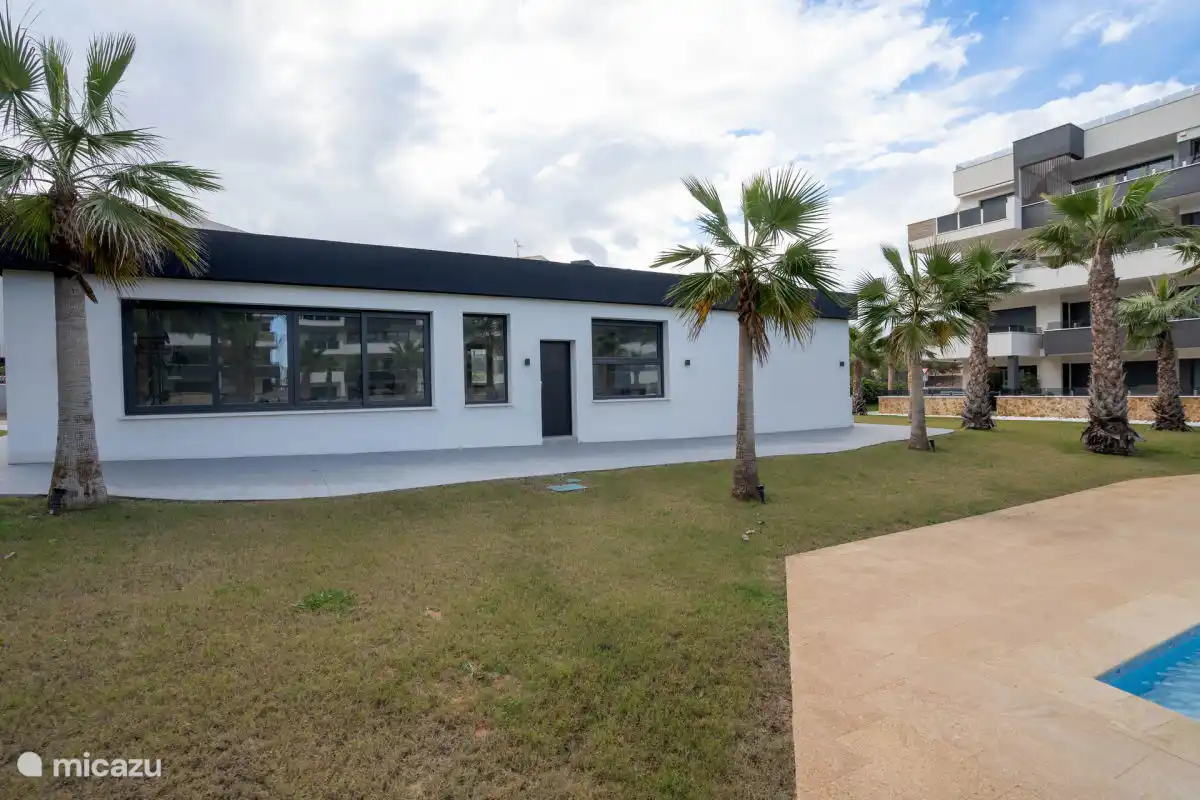 Onze sportschool is modern en goed uitgerust, ideaal voor een effectieve workout. Met diverse apparaten en een fijne sfeer blijf je hier makkelijk fit en energiek tijdens je vakantie!