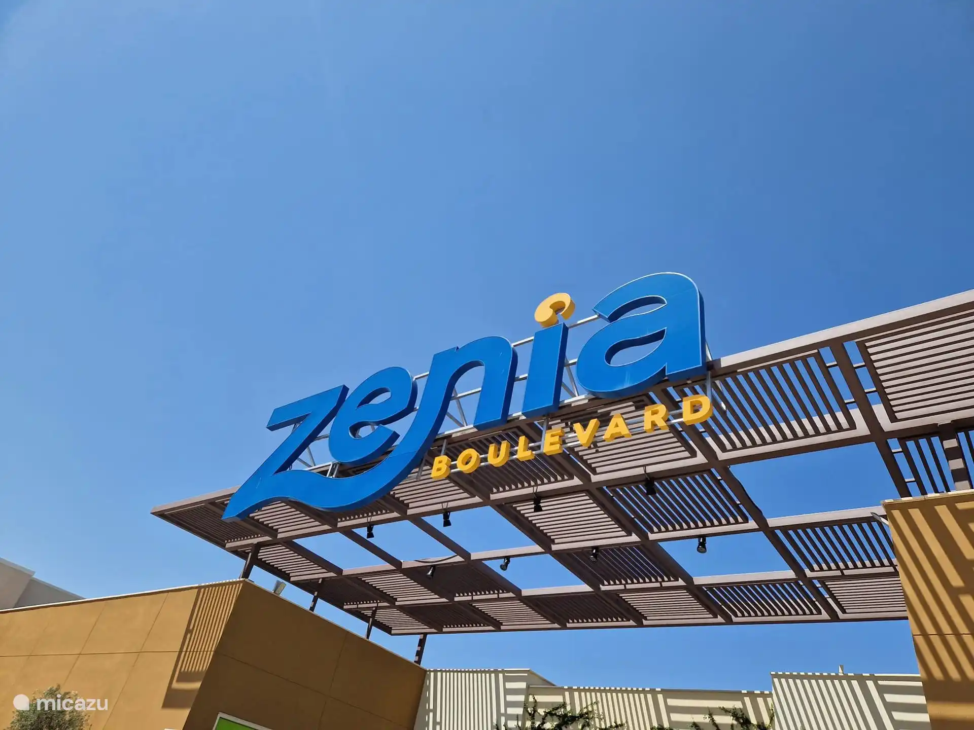 La Zenia winkelcentrum biedt een top shopping ervaring met honderden winkels, gezellige restaurants en sfeervolle terrassen. Perfect voor een dagje uit en heerlijk slenteren in de zon.