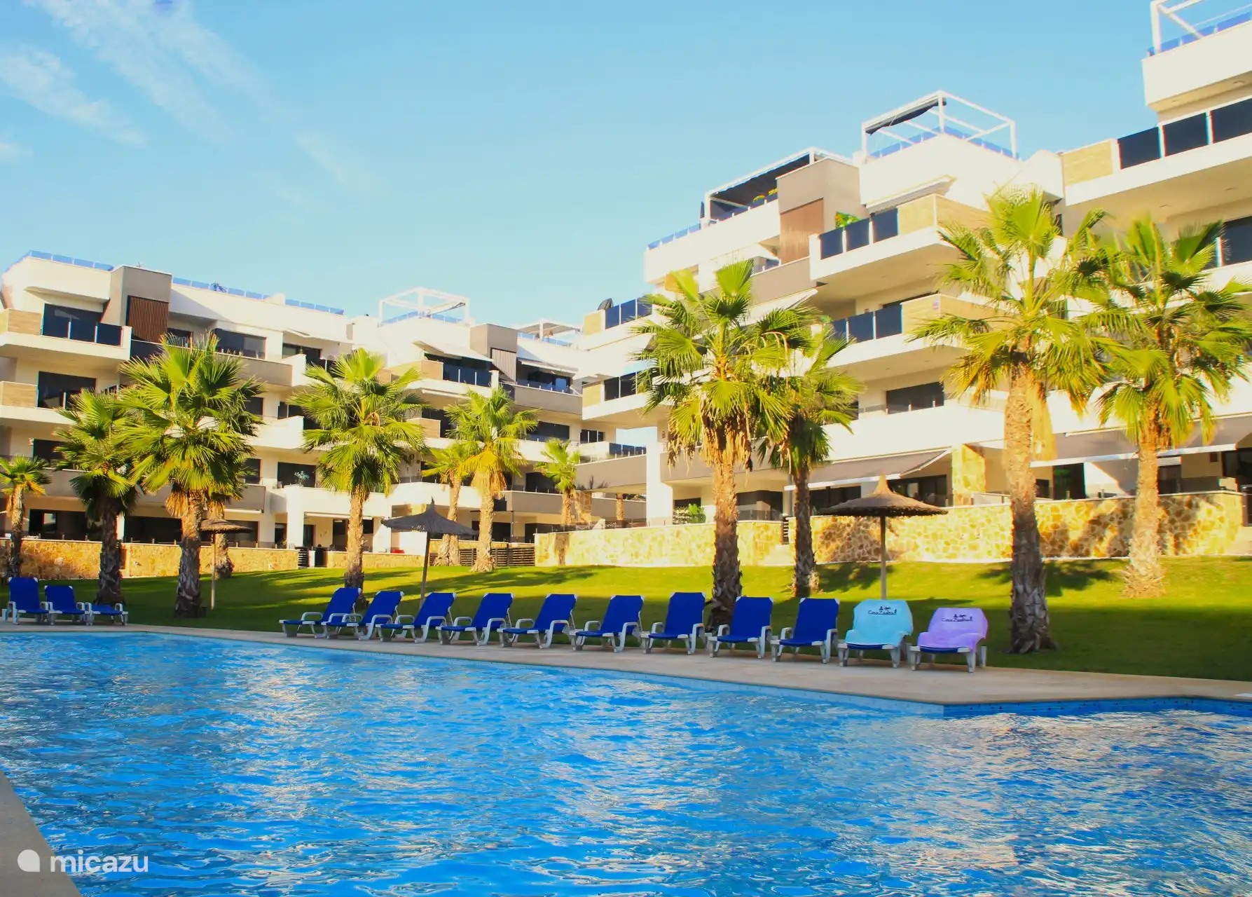 Geniet van ons gezamenlijke zwembad en relax met twee luxe handdoeken met het Casa Zaalita-logo. Alles voor een zorgeloze, stijlvolle vakantie onder de Spaanse zon! 1