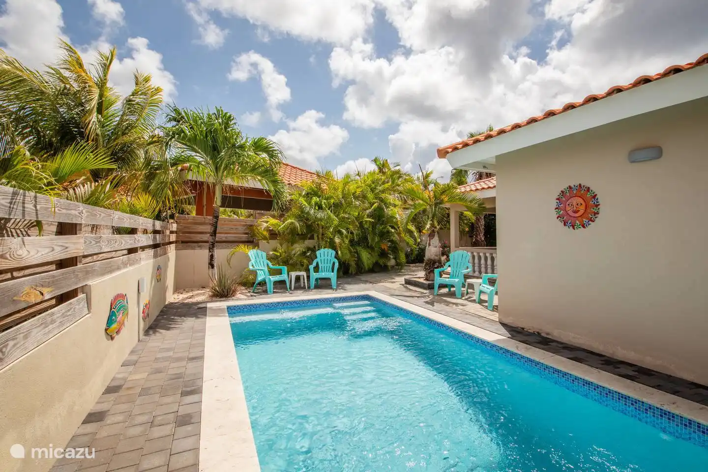 Relax stoelen bij zwembad