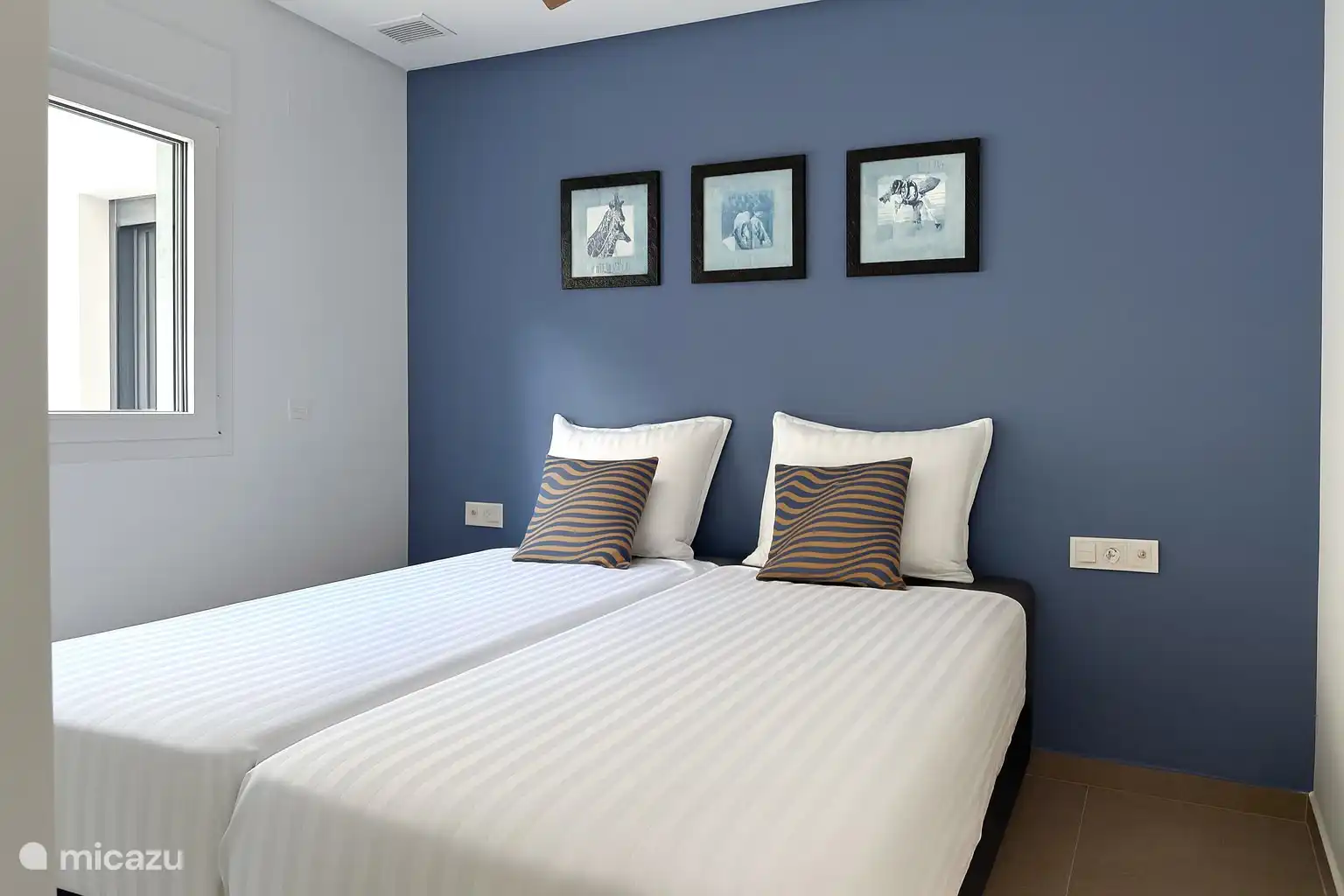 Blaues Schlafzimmer mit 2 Einzelbetten, die auch als Doppelbett zusammengestellt werden können