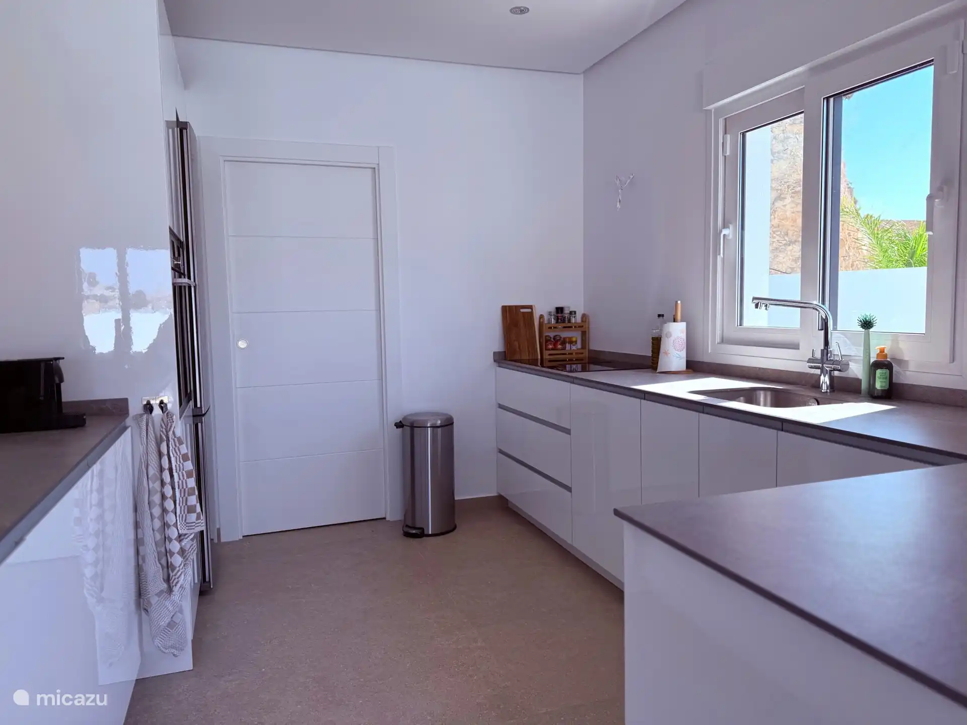 Alle grundlegenden Notwendigkeiten sind in der modernen Küche vorhanden