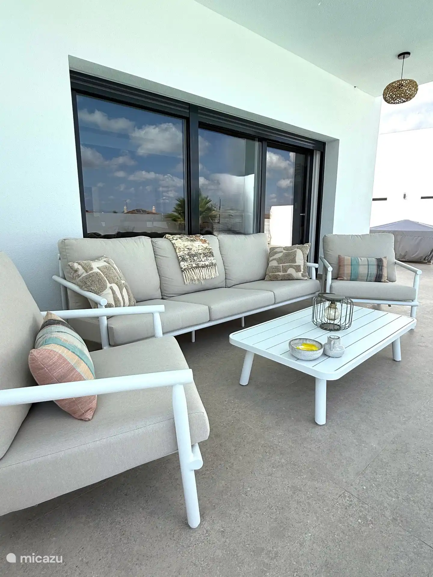 Lounge-Sitzbereich am Pool