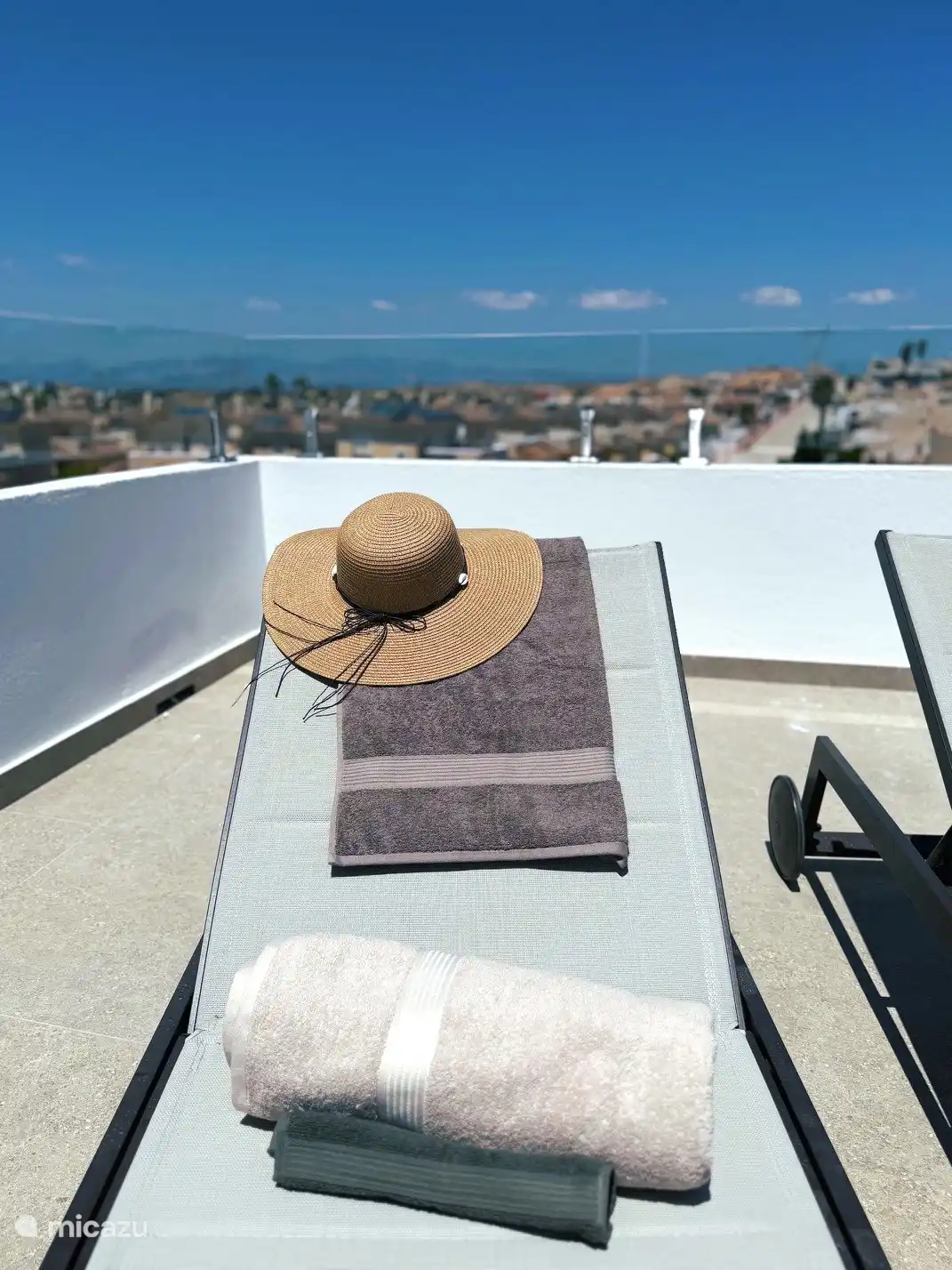 Blick von der Dachterrasse über Rojales mit Bergblick