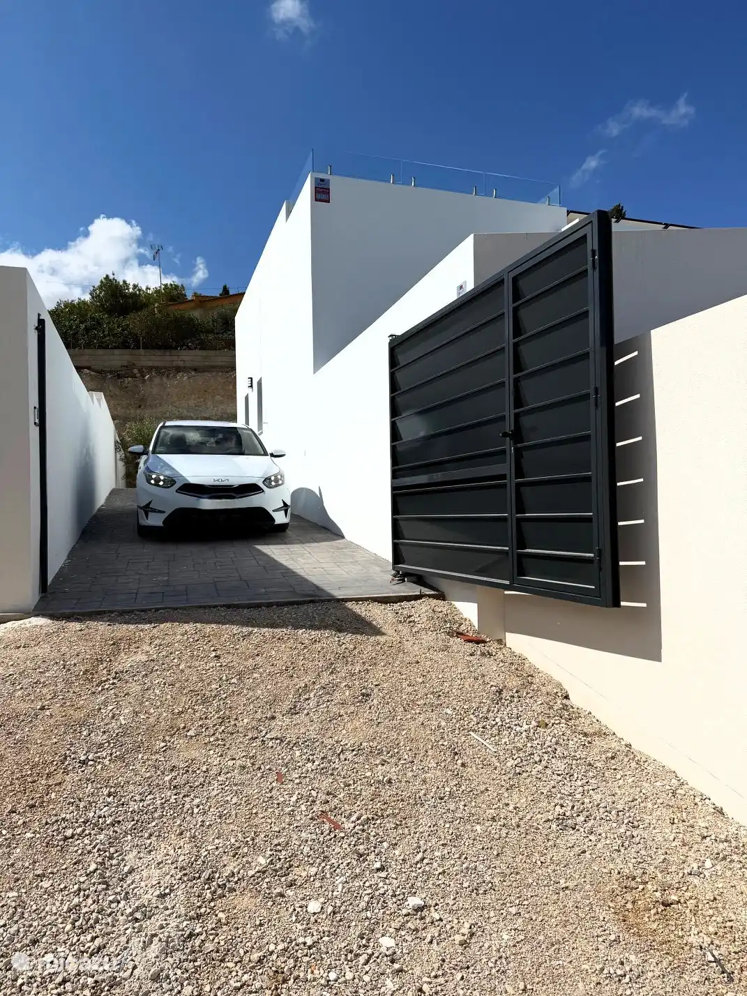 Privater Parkplatz hinter automatischem Tor