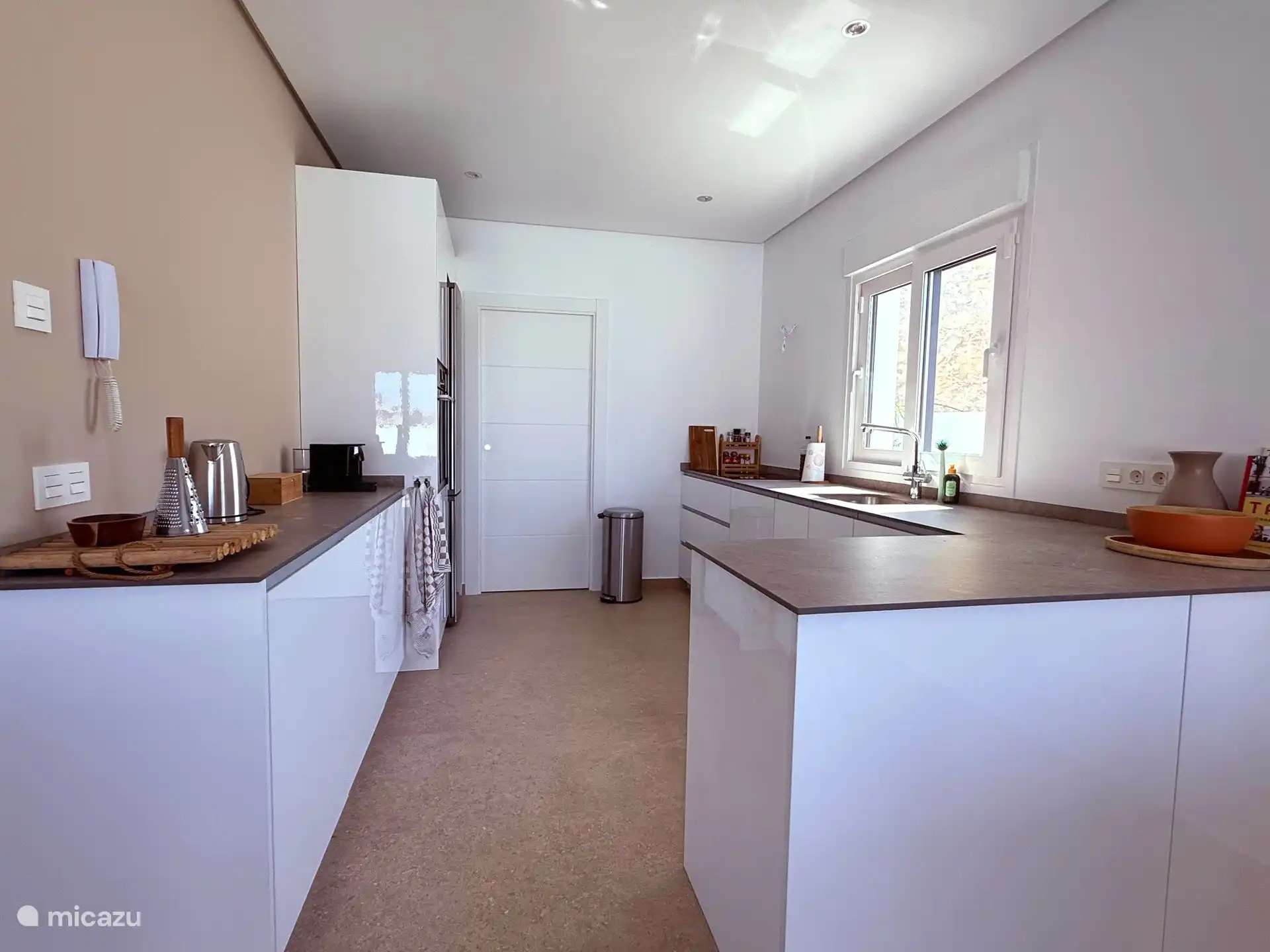 Schöne moderne Küche voll ausgestattet, Geschirrspüler, Nespresso-Kaffeeecke, Backofen, Kühlschrank mit Gefrierfach