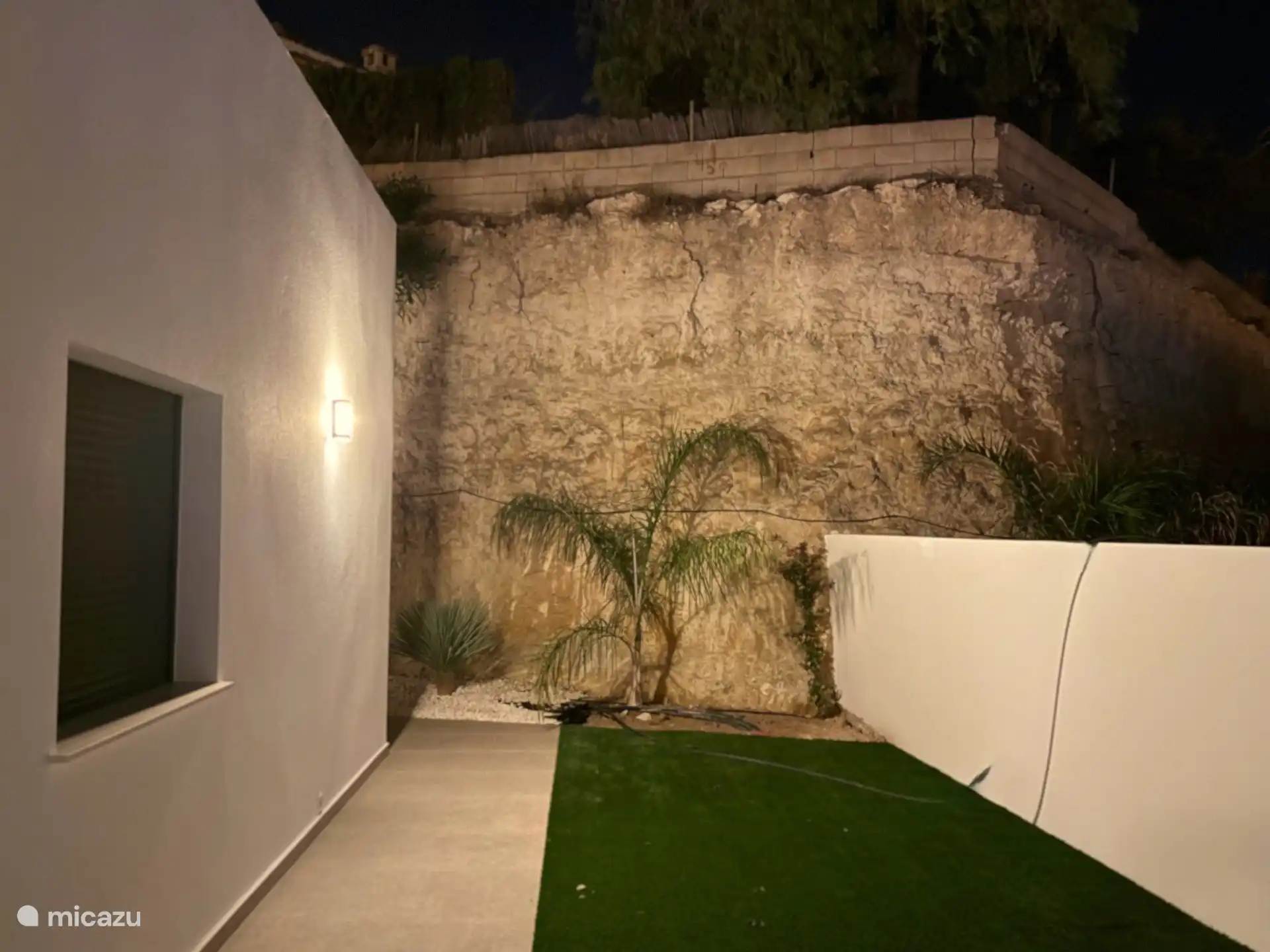 Felsen hinter dem Villenpark bei Nacht