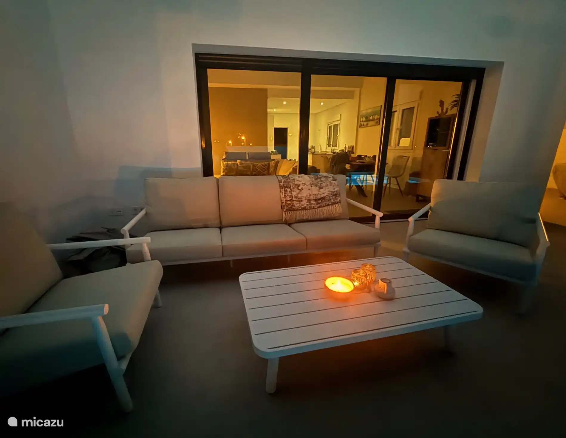 Gemütlicher Loungebereich am Abend