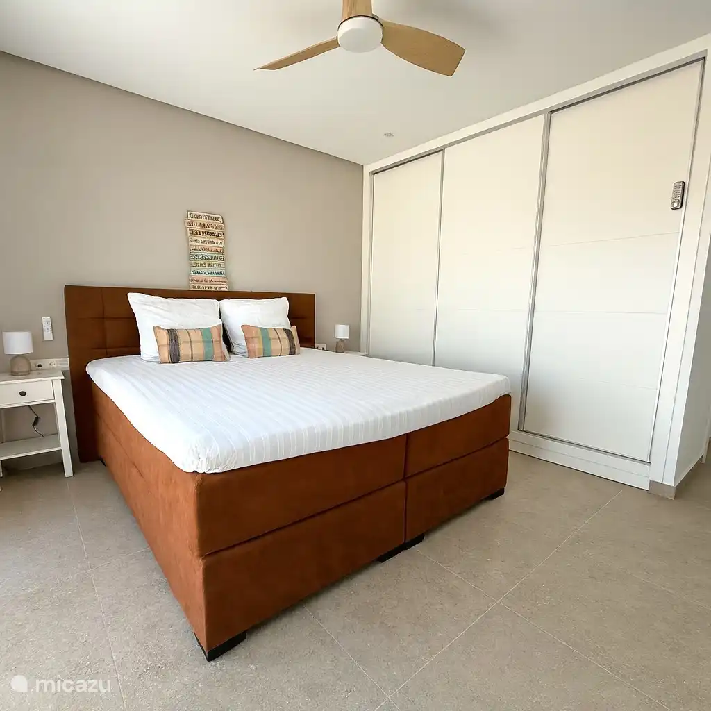 Geräumiges Hauptschlafzimmer mit großen Schiebeschränken und herrlich bequemem Boxspringbett
