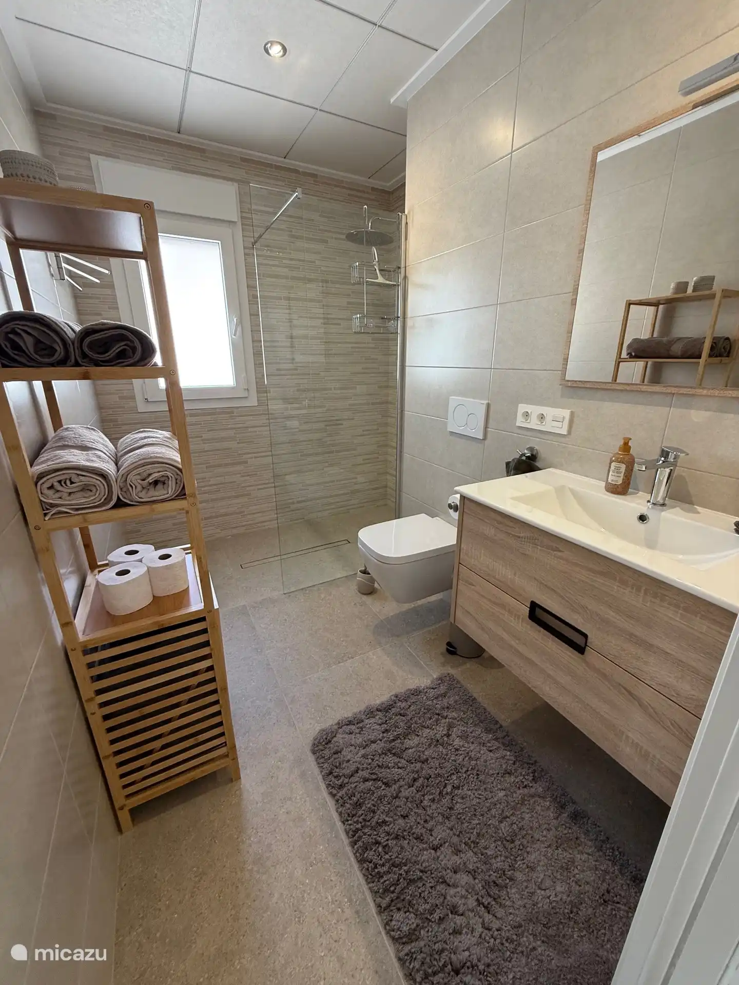 Zwei komplette Badezimmer mit begehbarer Regendusche, geräumigem Waschbecken, WC und viel Stauraum