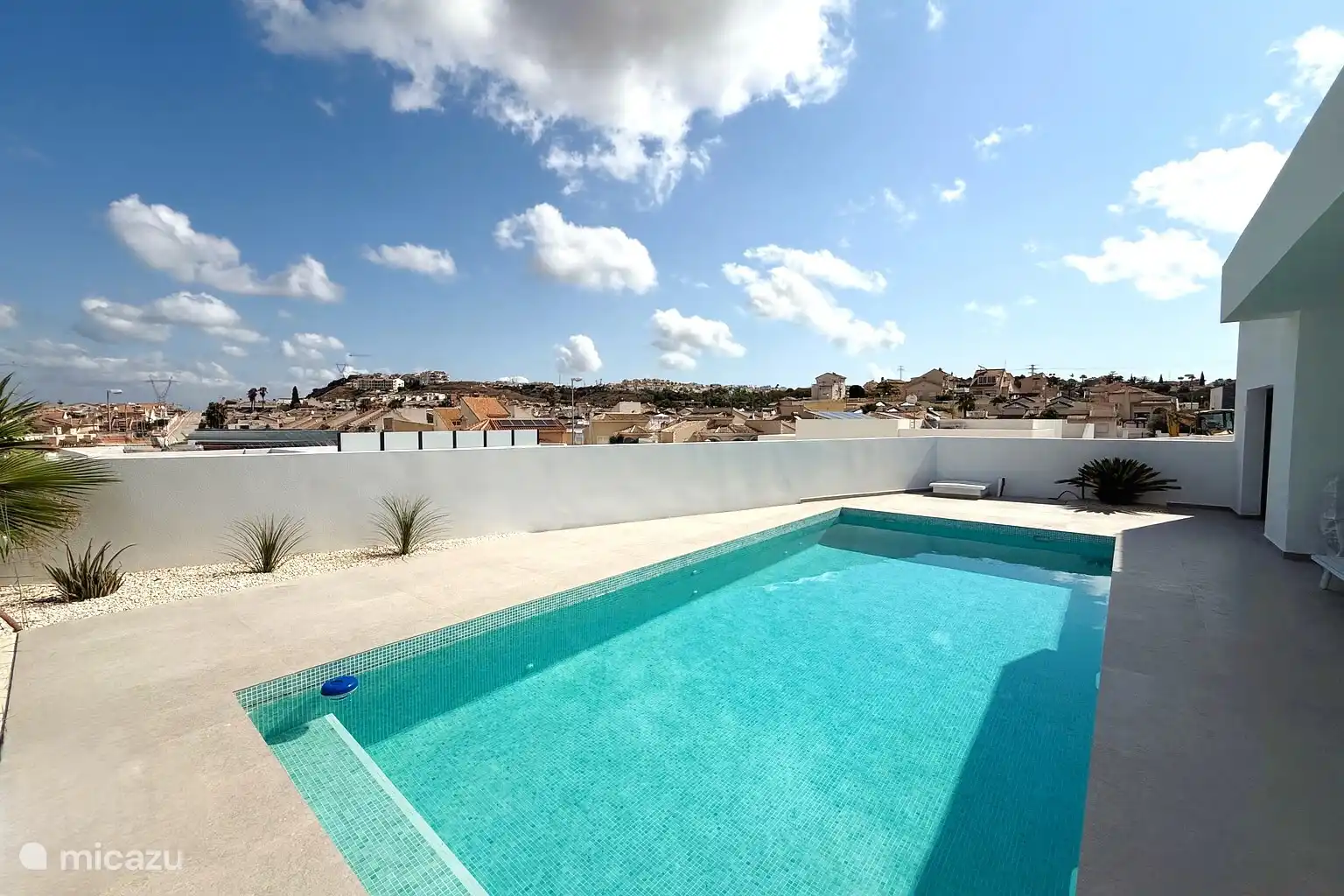 Tolles geräumiges Schwimmbad (beheizt) zum Schwimmen