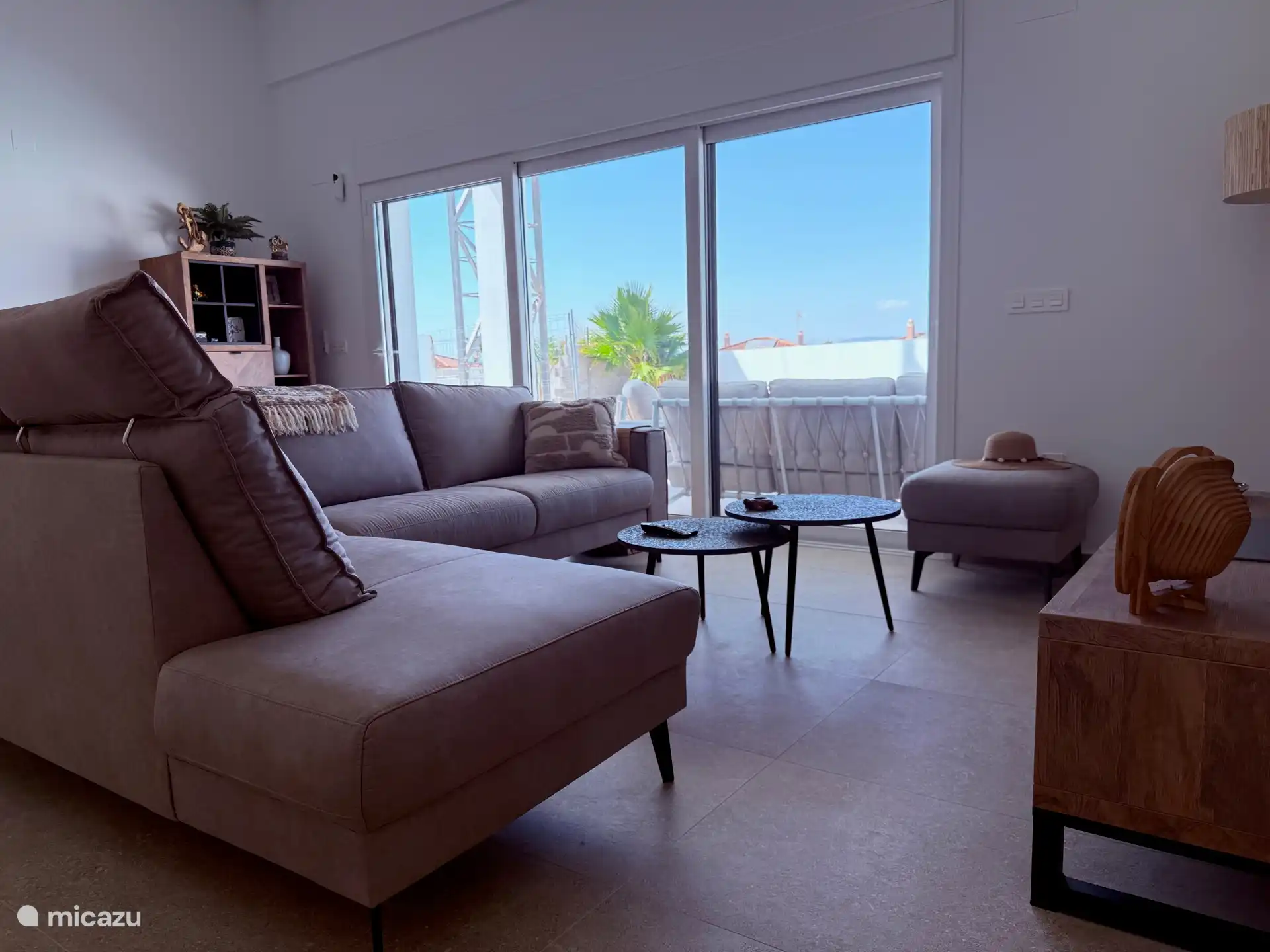 Sitzecke mit Blick auf die Terrassen am Pool