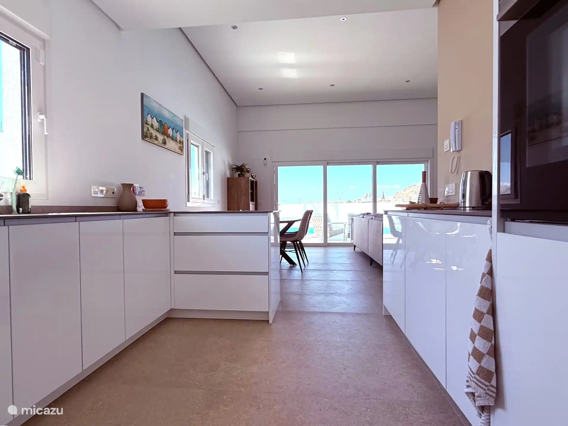 Blick von der Küche ins Wohnzimmer