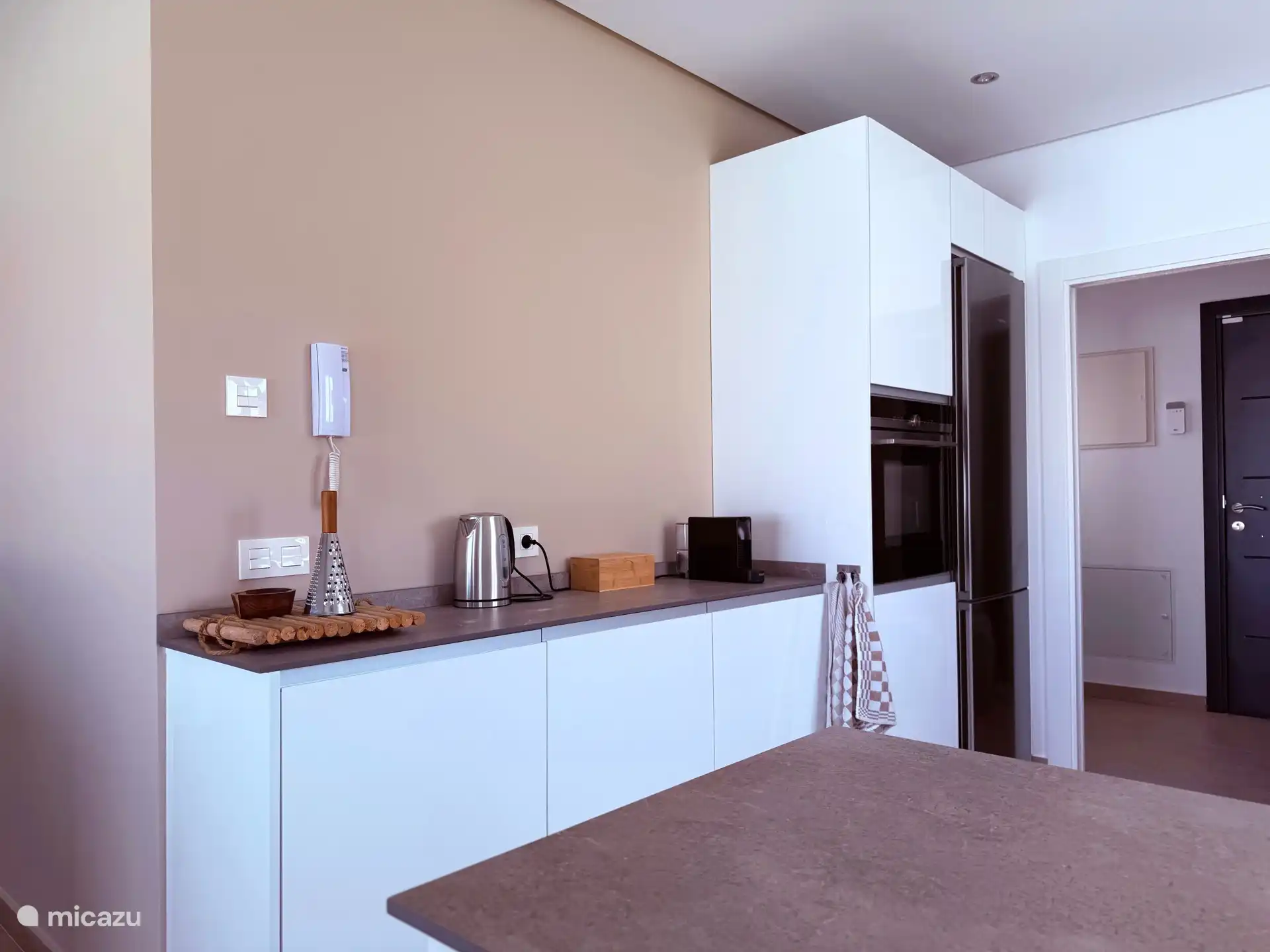 Kaffeeecke, Kühl-/Gefrierfach und viel Schrankraum in der geräumigen Küche