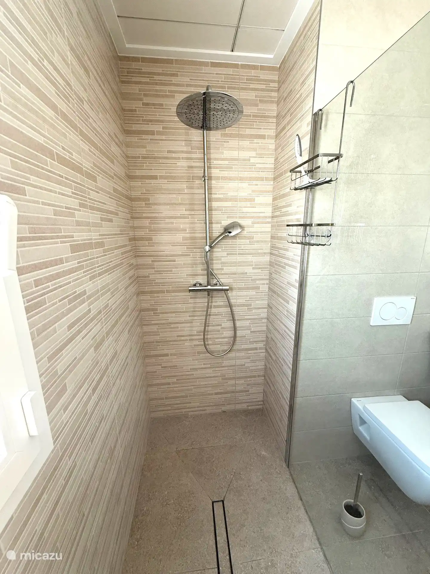 Schöne, geräumige ebenerdige Dusche mit Regen